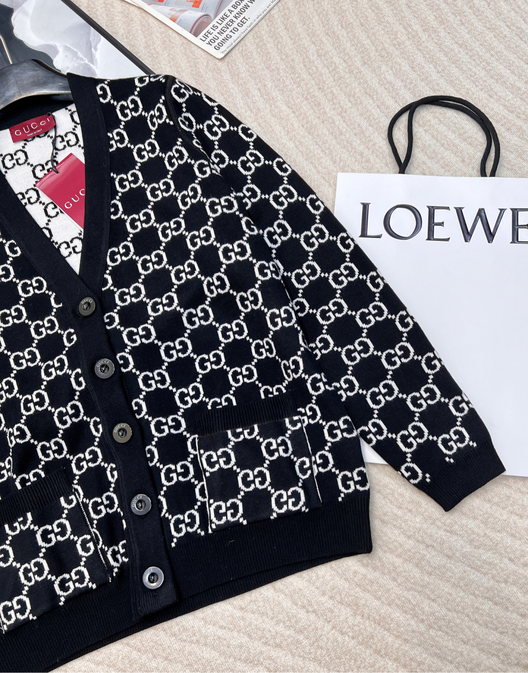 🆕Gucci早春新款两面穿提花针织开衫，定制YB羊毛针织材质 质感细腻 毛感舒适明显 V领针织开衫 点缀