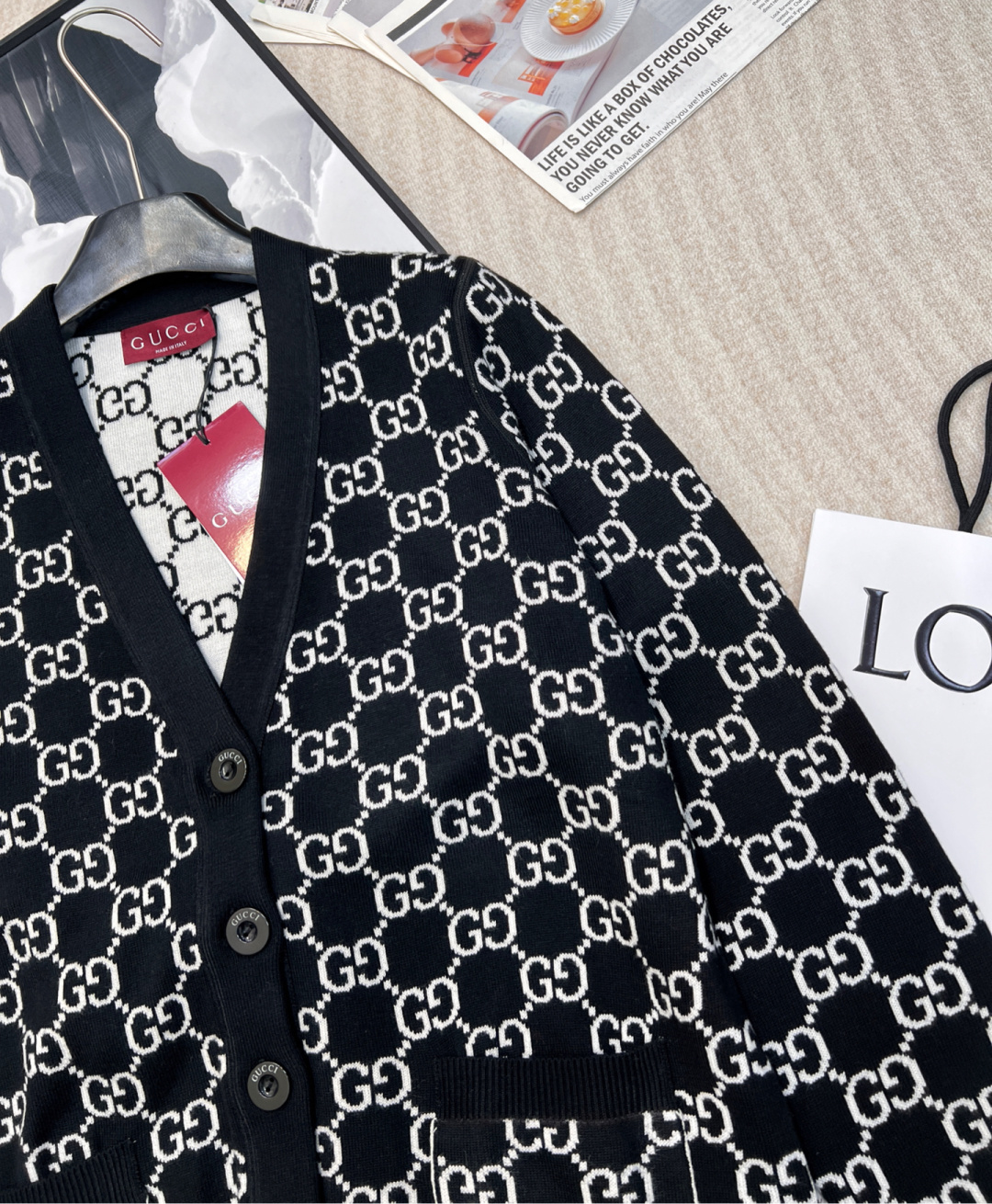 🆕Gucci早春新款两面穿提花针织开衫，定制YB羊毛针织材质 质感细腻 毛感舒适明显 V领针织开衫 点缀