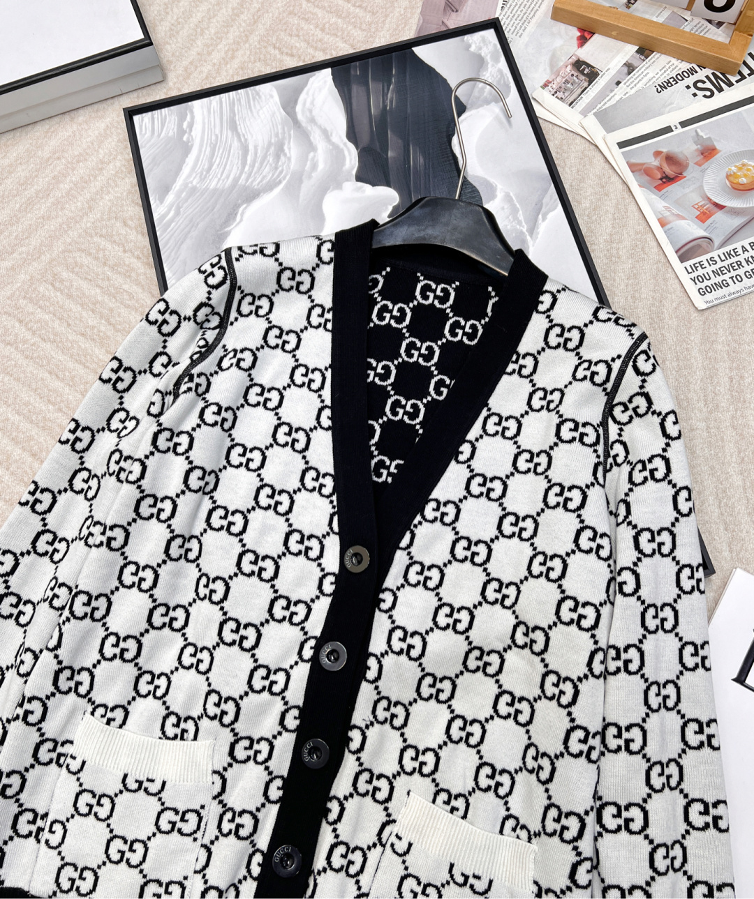 🆕Gucci早春新款两面穿提花针织开衫，定制YB羊毛针织材质 质感细腻 毛感舒适明显 V领针织开衫 点缀