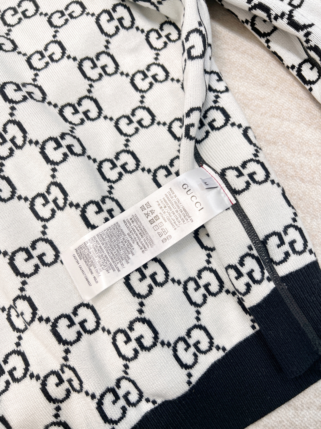 🆕Gucci早春新款两面穿提花针织开衫，定制YB羊毛针织材质 质感细腻 毛感舒适明显 V领针织开衫 点缀