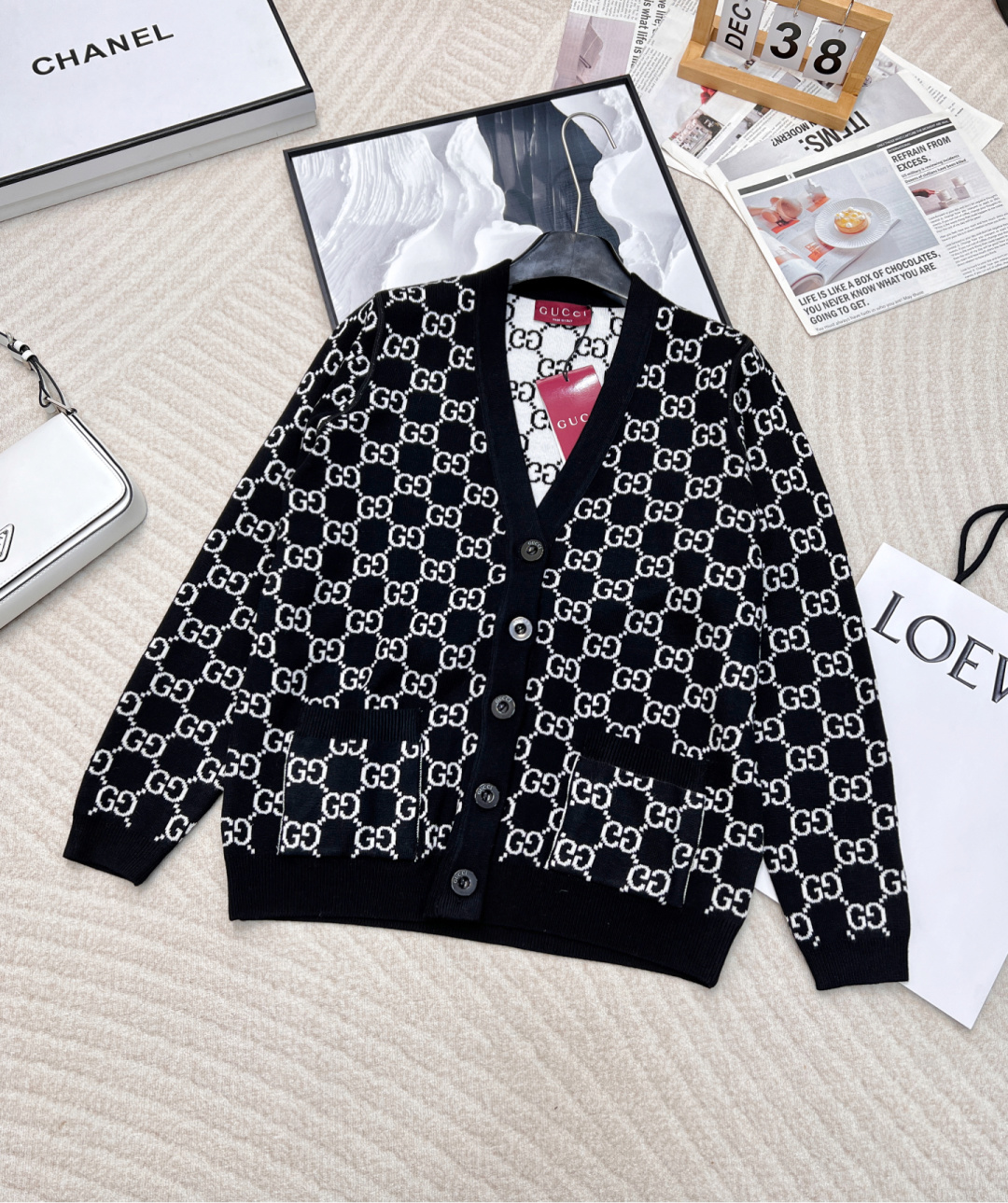 NO:294146,Gucci 2025 early spring new style jacquard knit cardigan with two sides, customized YB wool knit material, delicate texture, comfortable and comfortable V-neck knit cardigan with open mold, then decorated with V-neck to modify the shoulder and neck lines while adding a sense of exquisiteness. The whole body is decorated in contrasting black and white double G logo. The inside and outside are reversed to wear two colors to achieve one and two clothes. The retro style is strong, playful and age-reducing, easy to control when traveling or easy to gather, customized surface accessories, one series size sml, gucci, alexander wang19860909Gucci2025早春新款两面穿提花针织开衫,定制YB羊毛针织材质 质感细腻 毛感舒适明显 V领针织开衫 点缀开模扭扣 再饰以V领处理 修饰肩颈线条同时增添精致感 通体装饰撞色黑白双G标识 内外反转色可作两色穿 实现一衣两穿 复古风格强烈 俏皮减龄显白 日常出行或轻松聚会轻松驾驭 定制面辅料 一个系列出 尺码sml,,gucci,alexander wang,Women's clothing