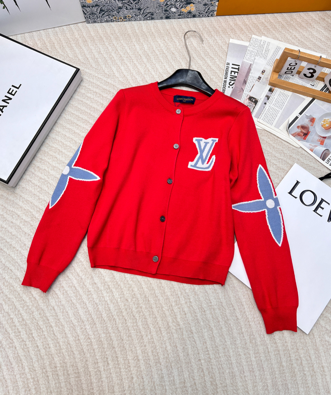 NO:295393,LOUIS VUITTON's new four-leaf clover jacquard round-neck knitted cardigan, full of vitality and special. This color is absolutely full of reversal, super skin tone, bringing people endless vitality and joy. Wool fabric is breathable and comfortable. Wear it and become the most dazzling sunny goddess! The red cardigan is really so cute and gentle. The cardigan has a lazy summer atmosphere. I like it very much. It can not only modify the body proportions, but also show a charming waistline. Create a fresh and natural atmosphere. No matter which style you like, you can find the right style in this short knitted cardigan!  !  Size sml, louis vuitton,alexander wang19860909LOUIS VUITTON 新款四叶草提花圆领针织开衫,活力满满的阳光色,少见又特别.这个颜色绝对回头率满分,超级衬肤色,给人带来无尽活力和喜悦.羊毛面料,透气舒适.穿上Ta,成为最耀眼的阳光女神吧! 新年红的小开衫真的太爱了一下子温柔住了 开衫自带夏日的慵懒气息,好喜欢 既能修饰身材比例,又能展现迷人的腰线. 打造清新自然的氛围,无论你喜欢哪种风格,都能在这款小短款针织开衫中找到适式！！ 尺码sml,,louis vuitton,alexander wang,Women's clothing