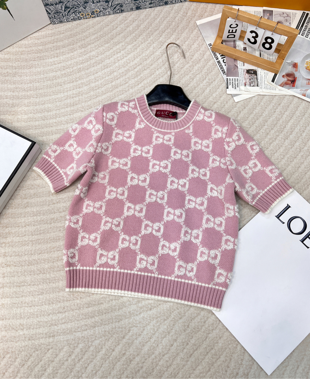 NO:296281,Gucci classic presbyterian jacquard knitted wool round neck knitted short sleeves, classic versatile presbyterian pattern, imported yarn wool hanger machine and equipment knitting sheets, wool material used, after dyeing, the wool material is woolly, the original wool material is fixed to dye, and after dyeing, it is made of a German jacquard machine, which is quite challenging to restore the knitting process and the delicateness is visible to the naked eye. The exquisite and elegant girl is a tasteful girl at first glance. The classic GG jacquard pattern is too exquisite and durable. The basic style of daily versatile is very practical. It is very layered when paired with T-shirts!  Wool yarn upper body is comfortable and warm Size sml, gucci, T-shirt,tees, t-shirt,alexander wang19860909Gucci 经典老花提花针织羊毛圆领针织短袖,经典百搭老花图案,德国进口纱嘴挂毛机器设备织片,所用毛料材质,定染后由德国进口提花织机进行织片,毛料原版对色定染,定染后采用德国进口挂毛提花机器打造,相当考验针织工艺还原精湛,细腻程度肉眼可见 精致优雅一眼就是有品的姑娘 经典的GG提花图案太精致耐看 日常百搭的基础版型非常实穿 搭配T恤都很有层次感 ！羊毛纱线上身舒适保暖 尺码sml,,gucci,T-shirt,tees，t-shirt,alexander wang,Women's clothing