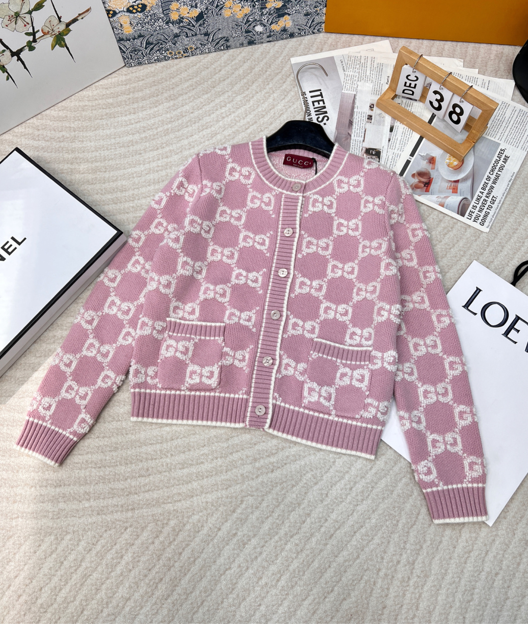 NO:296272,Gucci classic presbyterian jacquard knitted wool round neck cardigan classic versatile presbyterian pattern, imported yarn wool hanging machinery and equipment knitting sheets used in Germany, the wool material is made of, after the dyeing is fixed, the wool material is dyed by the imported wool material. The original color is fixed, and after the dyeing is fixed, it is made of a German imported wool jacquard machine, which is quite tests the exquisite restoration of the knitting process, and the delicateness is visible to the naked eye. The exquisite and elegant girl is a tasteful girl at first glance. The classic GG jacquard pattern is too exquisite and durable. The basic version of daily versatile is very practical. It is very layered when paired with T-shirts!  Wool yarn upper body comfortable and warm Size sml, gucci,tees, t-shirt,alexander wang19860909Gucci 经典老花提花针织羊毛圆领开衫 经典百搭老花图案,德国进口纱嘴挂毛机器设备织片,所用毛料材质,定染后由德国进口提花织机进行织片,毛料原版对色定染,定染后采用德国进口挂毛提花机器打造,相当考验针织工艺还原精湛,细腻程度肉眼可见 精致优雅一眼就是有品的姑娘 经典的GG提花图案太精致耐看 日常百搭的基础版型非常实穿 搭配T恤都很有层次感 ！羊毛纱线上身舒适保暖 尺码sml,,gucci,tees，t-shirt,alexander wang,Women's clothing