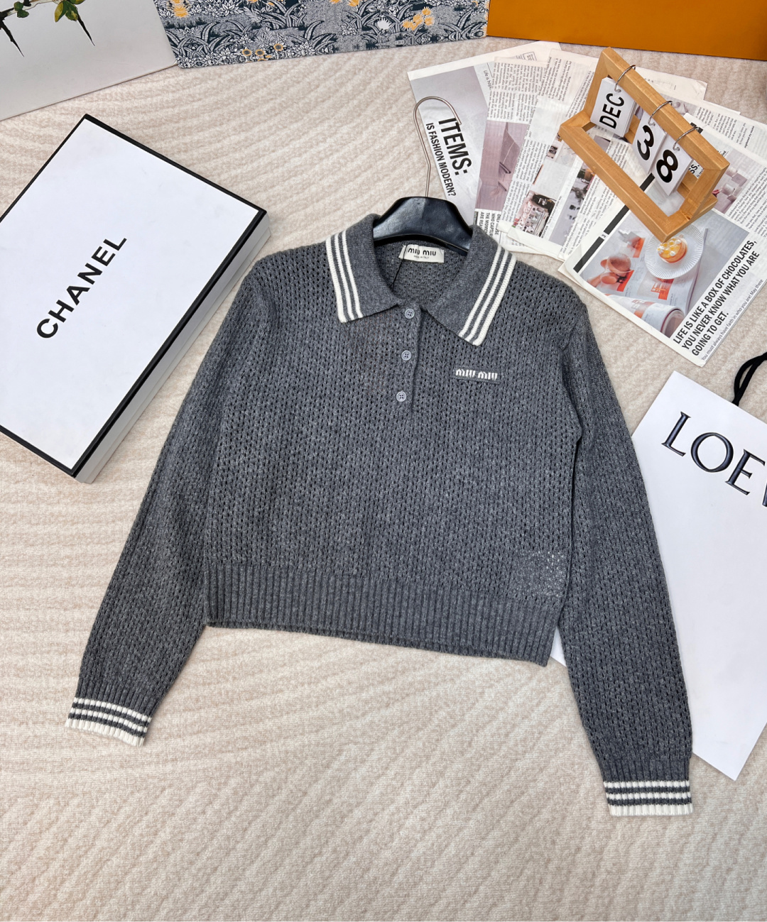 NO:296262,Miumiu 2025 new product hollow long-sleeved knitted sweater, customized YB wool yarn wool, soft and comfortable, fashionable and slim, lapel half-carder cut, neckline cuffs decorated with edge stripes, paired with hollow crochet, exquisite and eye-catching, chest logo crochet, crochet letter logo decoration, showing Miao's best temperament, college style, large body classic red, white and gray color options, adding British gentle and literary atmosphere, the inner layer is perfect, customized surface accessories are complete, three-mark three-color large-scale products are available, size sml,,miumiu, sweaters, alexander wang19860909Miumiu2025新品款镂空长袖针织毛衣,定制YB羊毛纱线织造 柔软舒适 洋气显瘦 翻领半开襟毛衣剪裁 领口袖口饰以包边条纹 搭配通体镂空钩针 精致亮眼感拉满 胸前标志钩花字母徽标装饰 展现缪氏最拿手的气质学院风格 大身经典红白灰配色可选 增添英伦温柔文艺气息 内搭叠穿都完美 定制面辅料三标齐全三色大货出 尺码sml,,miumiu,sweaters,alexander wang,Women's clothing