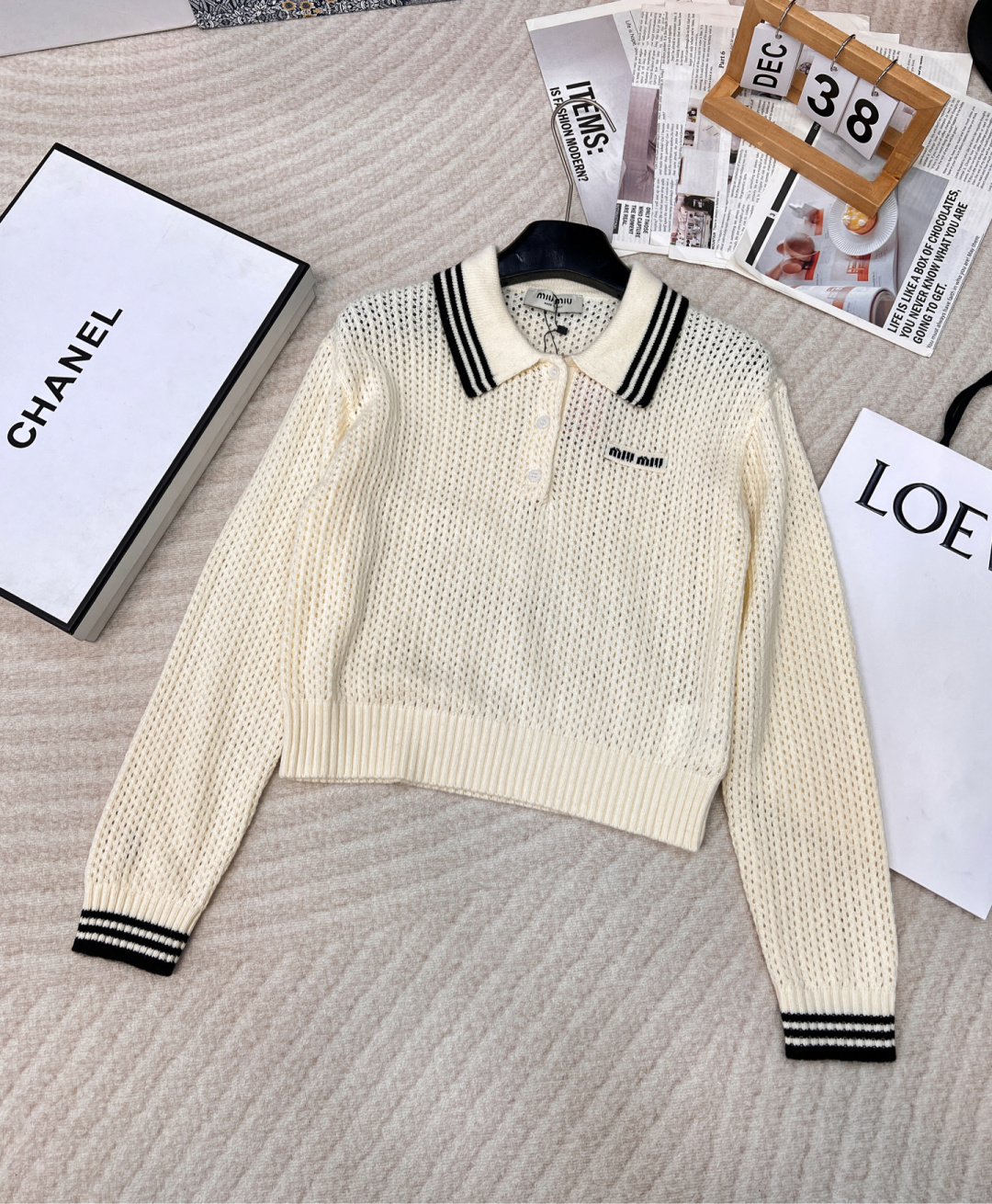 NO:296296,Miumiu 2025 new product hollow long-sleeved knitted sweater, customized YB wool yarn wool, soft and comfortable, fashionable and slim, lapel half-carder cut, neckline cuffs decorated with edge stripes, paired with hollow crochet, exquisite and eye-catching, chest logo crochet, crochet letter logo decoration, showing Miao's best temperament, college style, large body classic red, white and gray color options, adding British gentle and literary atmosphere, the inner layer is perfect, customized surface accessories are complete, three-mark three-color large-scale products are available, size sml,,miumiu, sweaters, alexander wang19860909Miumiu2025新品款镂空长袖针织毛衣,定制YB羊毛纱线织造 柔软舒适 洋气显瘦 翻领半开襟毛衣剪裁 领口袖口饰以包边条纹 搭配通体镂空钩针 精致亮眼感拉满 胸前标志钩花字母徽标装饰 展现缪氏最拿手的气质学院风格 大身经典红白灰配色可选 增添英伦温柔文艺气息 内搭叠穿都完美 定制面辅料三标齐全三色大货出 尺码sml,,miumiu,sweaters,alexander wang,Women's clothing