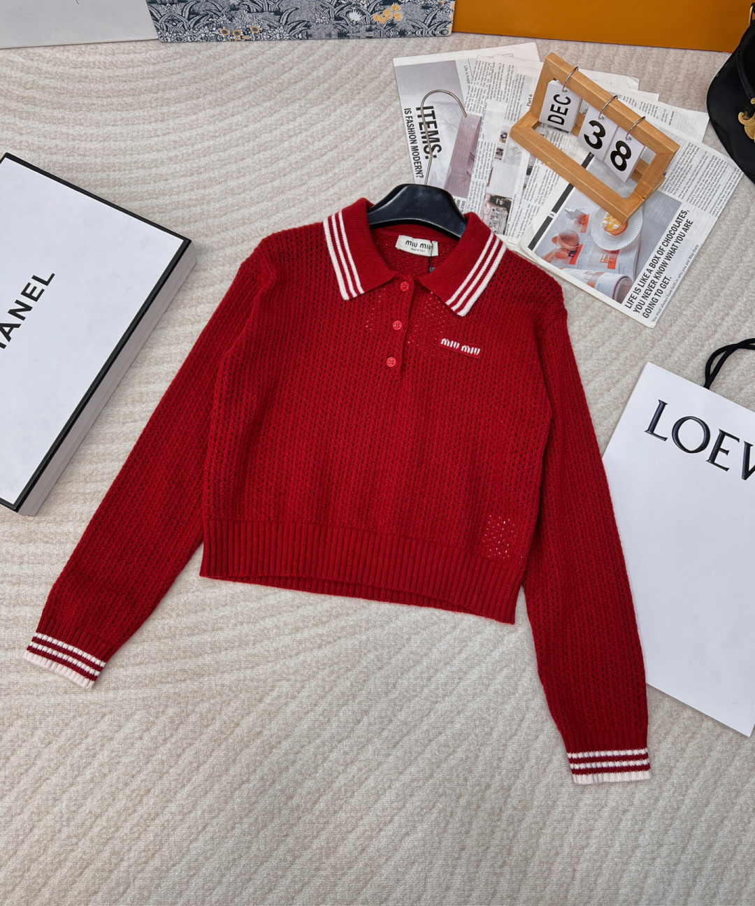 NO:296288,Miumiu 2025 new product hollow long-sleeved knitted sweater, customized YB wool yarn wool, soft and comfortable, fashionable and slim, lapel half-carder cut, neckline cuffs decorated with edge stripes, paired with hollow crochet, exquisite and eye-catching, chest logo crochet, crochet letter logo decoration, showing Miao's best temperament, college style, large body classic red, white and gray color options, adding British gentle and literary atmosphere, the inner layer is perfect, customized surface accessories are complete, three-mark three-color large-scale products are available, size sml,,miumiu, sweaters, alexander wang19860909Miumiu2025新品款镂空长袖针织毛衣,定制YB羊毛纱线织造 柔软舒适 洋气显瘦 翻领半开襟毛衣剪裁 领口袖口饰以包边条纹 搭配通体镂空钩针 精致亮眼感拉满 胸前标志钩花字母徽标装饰 展现缪氏最拿手的气质学院风格 大身经典红白灰配色可选 增添英伦温柔文艺气息 内搭叠穿都完美 定制面辅料三标齐全三色大货出 尺码sml,,miumiu,sweaters,alexander wang,Women's clothing