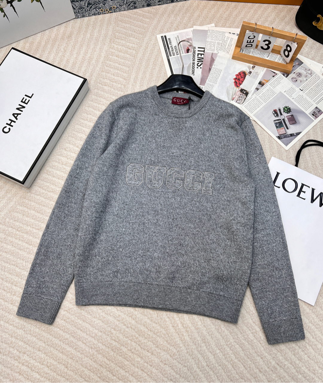 NO:296279,GUCCI letter embroidered high-grade gray sweater, this regular style knitted pullover is made of grey wool ingeniously, and the letter embroidery shows unique charm. Wool blended into yarn has the characteristics of warmth, softness and comfort. The hand feels smooth and glutinous. The embroidered letter craftsmanship makes the wool sweater more personalized and visually attractive. The pattern has a clear three-dimensional feeling, showing a cleaner and clear visual effect. The high-end temperament is gray, the round neck small loose pullover style is lazy and fashionable, and all kinds of bottoms can be perfectly matched. Everyday high-end style can be perfectly controlled at any age, and the upper body effect is great, whoever wears it looks good!  Same size sml, gucci,sweaters,alexander wang19860909GUCCI 字母刺绣高级灰毛衣,这款常规版型针织套衫以灰色羊毛匠心打造,字母刺绣尽显别致魅力.绵羊毛混纺制成纱线,具有保暖、柔软和舒适的特点 手感滑糯.刺绣字母工艺,使羊毛衫变得更有个性和视觉吸引力.图案具有明显的立体感,展现出更加干净、明显的视觉效果. 高级气质花灰色 圆领小宽松套头版型慵懒时髦,各式下装都能完美搭配,日常高级提气质 任何年龄均可完美驾驭,上身效果杠杠滴,谁穿谁好看！男女同款 尺码sml,,gucci,sweaters,alexander wang,Women's clothing