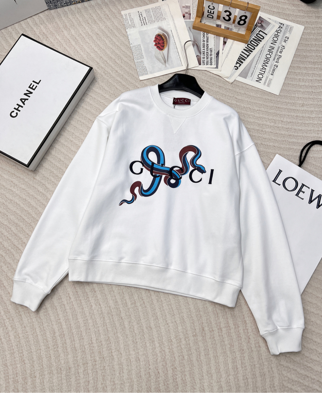 NO:296269,GUCCI25SS Snake Year Limited Three-dimensional letter embroidered white snake round neck sweatshirt, the fabric is made of plate-dye lightweight felt knitted cotton fabric; the fabric is a fabric woven from slender fibers through a knitting machine. Compared with traditional felt, its texture is softer and lighter, and it is also more breathable. Silicone oil high-density elastic glue printing is a special printing process with good elasticity and adhesion. The scratch resistance of high-density elastic glue is 5 times that of ordinary glue, which can ensure that the printed pattern is not easily scratched during wear and use. Good washing resistance, even after multiple washings, the printed pattern can still remain clear and bright.  The main body of the decorative three-dimensional embroidery is needle-edited embroidery, also known as flat-pack needles, which is a commonly used embroidery needle method. Its main feature is used to fill in the embroidery with slender and curved lines, which can show a strong sense of line and three-dimensionality, making the needle method appear vivid and has good coverage. The neckline adopts a structural feature formed by the V-shaped rib weaving method, which has a unique visual sense of line and extension. The rib structure itself has good elasticity and elasticity; the seams of the shoulder thread are inserted into the seams to increase the service life. The neckline, hem, and cuffs are spliced ​​with threads of the karaoke double-needle thread, and the large body and sleeve tube are structurally divided and quilted, and the fabric material has a ductility and unrestrained sense. The same size for men and women are large. Size xssml,, gucci, hoodie, sweatshirts, alexander wang19860909GUCCI25SS蛇年限定款立体字母刺绣白蛇圆领卫衣,面料采用对版定染轻质毛毡针织棉面料；该面料是由细长的纤维经过针织机编织而成的一种织物.与传统的毛毡相比,它的质地更加柔软和轻盈,同时也更加透气.硅油高密度弹力胶浆印花是一种特殊的印花工艺,具有良好的弹性和附着力,高密度弹力胶浆的抗刮性能是普通胶浆的5倍,能够确保印花图案在穿着和使用过程中不易被刮损.良好的耐洗水性,即使在多次洗涤后,印花图案依然能够保持清晰和鲜艳. 饰Gu定位立体绣花主体采用挨针刺绣又称平包针,是一种常用的刺绣针法.它的主要特点是用于填绣形状细长而弯曲的线条,能够展现出很强的线条感和立体感,使针法显得生动同时具有很好的覆盖性. 领口采用V形排列的罗纹编织方式所形成的一种结构特点,在视觉上具有独特的线条感和延伸性.罗纹结构本身具有较好的弹性和伸缩性；肩线做缝处均内加嵌条,增加使用寿命.领口、下摆、袖口均以坎车双针车线螺纹拼接,大身及袖管结构性切分绗缝,面料材质具有的延展性无约束感.男女同款大货出 尺码xssml,,gucci,hoodie,sweatshirts,alexander wang,Women's clothing