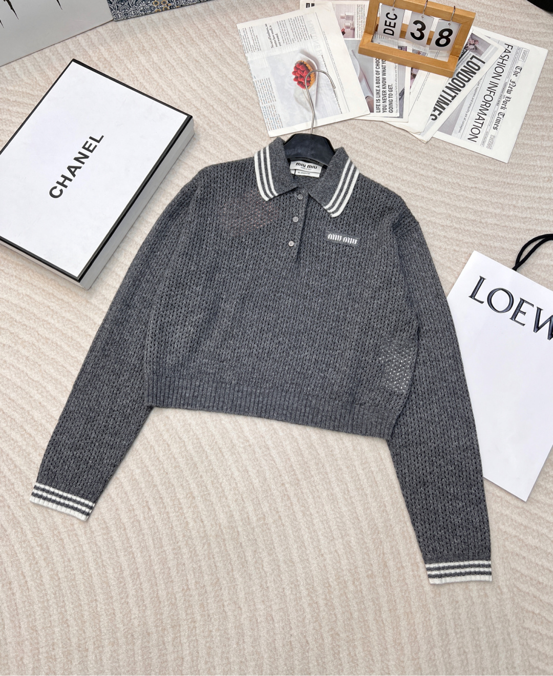 NO:296259,MIU MIU college style knitted suit miu never disappoints us, it is sweet and beautiful. The fabric is very soft and cashmere-like. It doesn’t tug the skin at all. It’s really comfortable. The pleated skirt design is also qualitatively processed. It took half a month to dye the hair. The most suitable color on the market. It is also very elegant to wear a polo shirt. The knitted top has a bookish look~ A set of upper body and age-reducing temperament. Single!  Size sml, miumiu, skirts, alexander wang19860909MIU MIU 学院风针织套装miu的学院风从来不会令我们失望,又甜又美 面料选用的非常软乎羊绒手感 贴身穿丝毫不扎皮肤 真的巨舒服 半身裙百褶设计 也全部经过定性处理 光染毛就花了半个月时间,市面最对版颜色 单穿polo衫也是很有气质 针织上衣自带书卷气～ 一套上身减龄气质 单出！ 尺码sml,,miumiu,skirts,alexander wang,Women's clothing