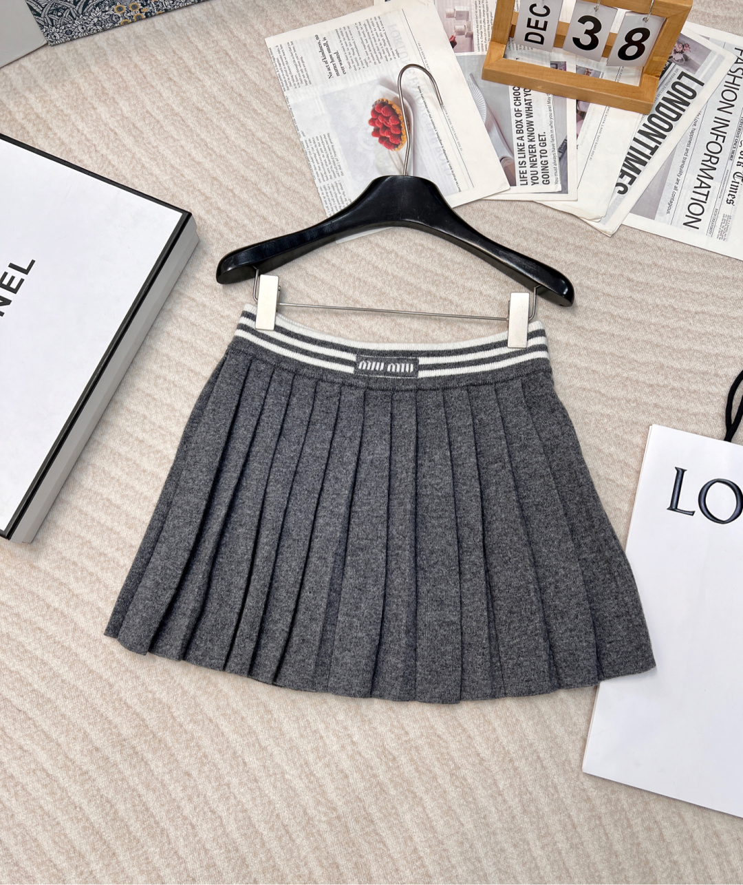 NO:296254,MIU MIU college style knitted suit miu never disappoints us, it is sweet and beautiful. The fabric is very soft and cashmere-like. It doesn’t tug the skin at all. It’s really comfortable. The pleated skirt design is also qualitatively processed. It took half a month to dye the hair. The most suitable color on the market. It is also very elegant to wear a polo shirt. The knitted top has a bookish look~ A set of upper body and age-reducing temperament. Single!  Size sml, miumiu, skirts, alexander wang19860909MIU MIU 学院风针织套装miu的学院风从来不会令我们失望,又甜又美 面料选用的非常软乎羊绒手感 贴身穿丝毫不扎皮肤 真的巨舒服 半身裙百褶设计 也全部经过定性处理 光染毛就花了半个月时间,市面最对版颜色 单穿polo衫也是很有气质 针织上衣自带书卷气～ 一套上身减龄气质 单出！ 尺码sml,,miumiu,skirts,alexander wang,Women's clothing