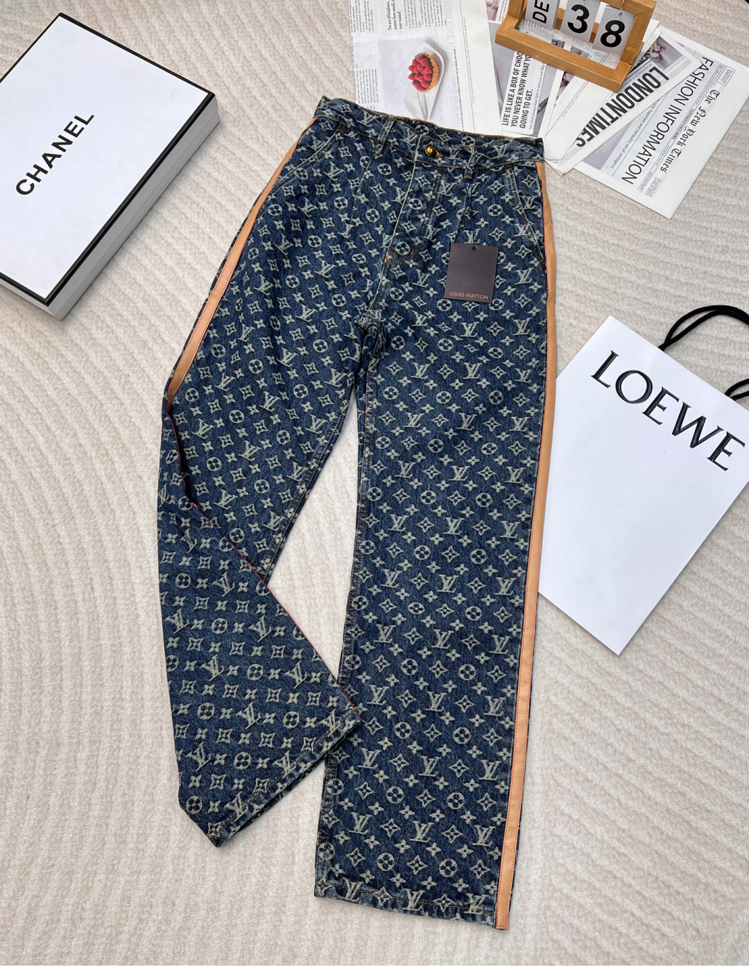 NO:296421,2025 early spring new product Louis Vuitton 1V jacquard full-print logo leather-patched decoration design, same style as celebrities, embellishing details of flower cutting, combining jacquard technology and flower cutting technology design, access control restores GW button design, custom buttons also make the front closure more refined. Fermented grinding drift nostalgic, custom exclusive oil-edged leather cards, leather strips, and custom hardware!  This top-fitting style is a must-have for trendy people, women's style. Large-scale products are available in size sml, louis vuitton, louis vuitton, alexander wang198609092025早春新品 Louis Vuitton 路易威登1V 提花满印Logo拼皮装饰设计,明星同款,点缀剪花细节,结合了提花工艺和剪花工艺设计,门禁还原GW纽扣设计,定制纽扣 也使得前襟部分更加精致.酵磨漂怀旧 定制专属油边皮牌、皮条,定制五金！这款上身超级好看的潮人必备,女款.大货出 尺码sml,,louis vuitton,louis vuitton,alexander wang,Women's clothing