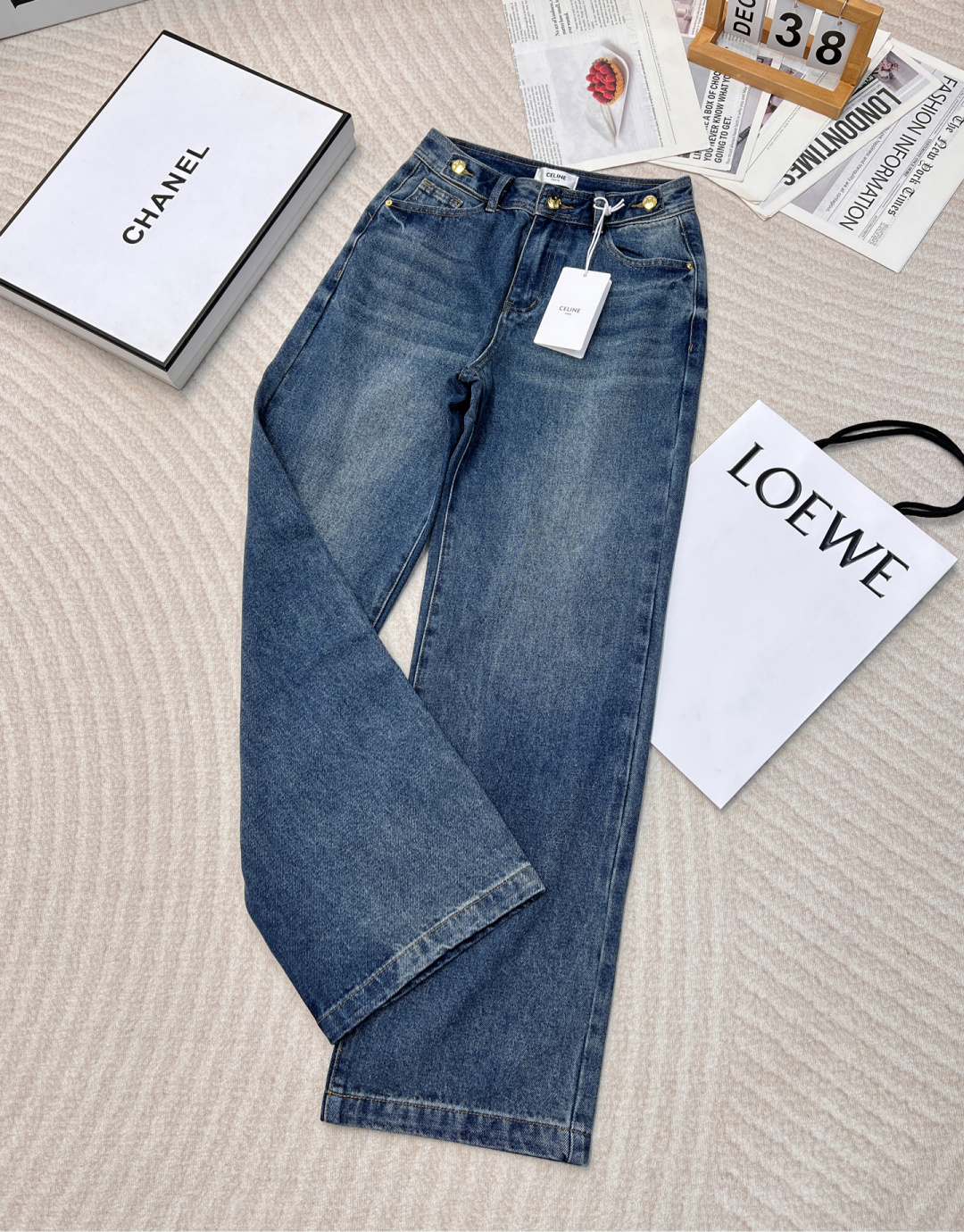 NO:297477,25-year early spring series new Celine Arc de Triomphe back bag embroidered logo denim straight pants, back pocket embroidered Arc de Triomphe big logo   cover design, overall wide-leg straight-piece style, slimming and covering the flesh, the upper body effect is Nice!  It is washed with multiple water, and the layering is three-dimensional and super textured!  Wearing it in close-fitting is natural, soft and comfortable. The best quality fabric can perceive the changes in your body and better modify the curves of your body. The high-end style, unique, exquisite, extremely three-dimensional and frontal hardware is very high-end. The hardware accessories are shining and perfectly restored. Any T-shirt looks good if you don’t pick tops or shoes. You won’t make mistakes when you match it casually. Recommended by fashionable girls. Size sml, celine,tees, t-shirt,alexander wang1986090925年早春系列新品 Celine新款凯旋门背袋刺绣logo牛仔直筒裤 ,背口袋刺绣凯旋门大logo 盖设计,版型整体阔腿直筒版型,显瘦、遮肉 上身效果奈斯！经多重水洗而成,层次感立体超有质感！贴身着穿自然柔和舒服,最优质的面料能感知你身体的变化 更好的修饰身体的曲线. 高级版型,与众不同,精致非凡,轮廓极其立体正面的五金档次十足 五金配饰闪闪发光 完美还原 随便搭个T恤都很好看 不挑上衣不挑鞋 真的随意搭配都不会出错怒吼推荐哦时髦女孩比入的单品 尺码sml,,celine,tees，t-shirt,alexander wang,Women's clothing