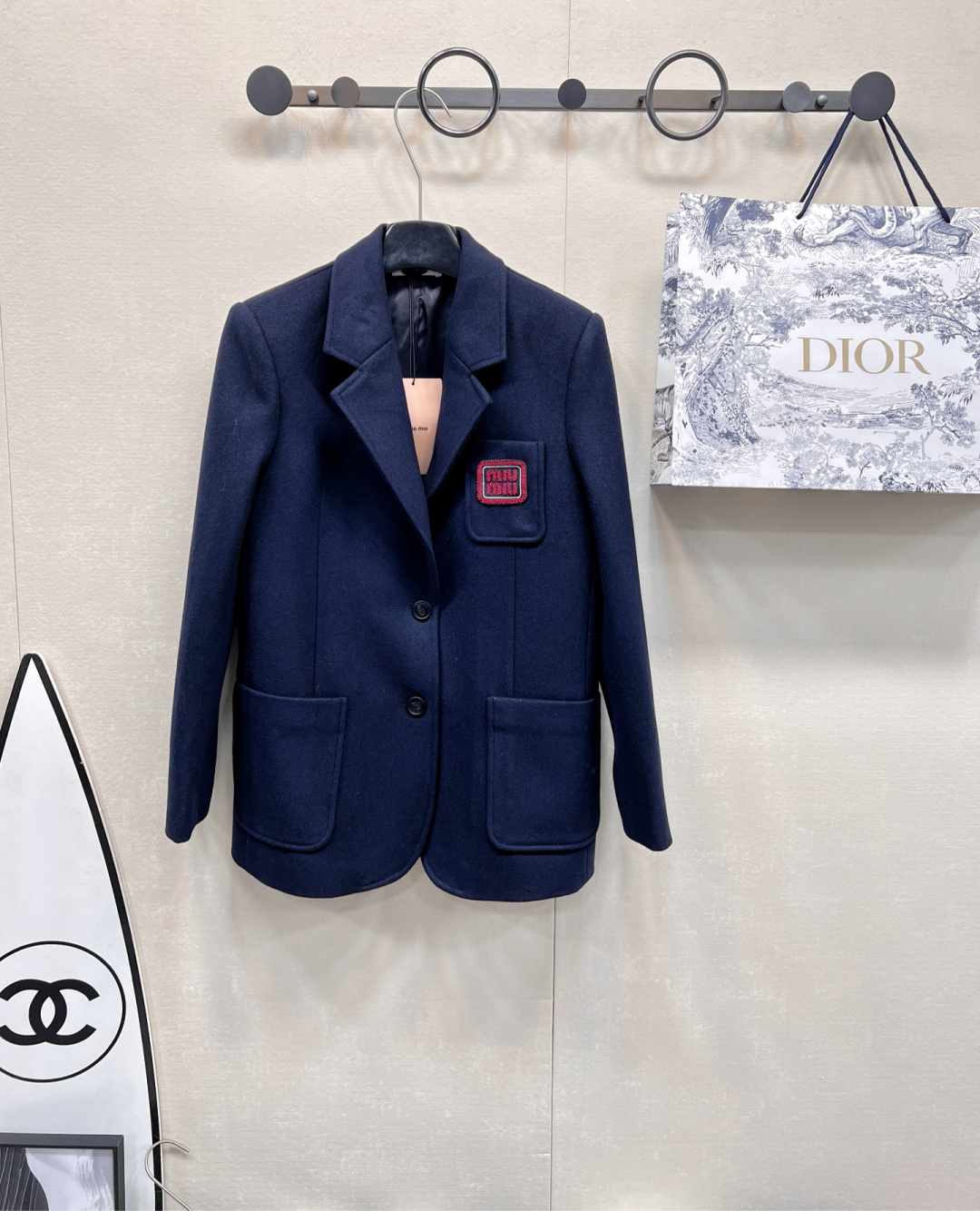 NO:297471,MIUMIU College style fashionable and elegant gold-line embroidered letter wool jacket, which uses high-quality wool woolen fabric, easy to care, anti-wrinkle and crispy, the whole style is cut and very hidden, and it is not picky about others. The same style as Zhang Yuanying and Yoona and many other celebrity bloggers. The navy blue upper body looks white and very durable. The texture is online. Fashionable intellectual style. The high-end navy blue background contrasts with the red logo. The use of colors is really amazing. At a glance. Classics in classics. Simple and high-recognition. Miu's consistent style. Retro and fashionable and versatile. Contrasting colors are very good. Size sml,,miumiu, jackets & coats,business suit,alexander wang19860909MIUMIU 学院风时髦气质金线刺绣字母西装毛呢外套, 采用高品绵羊毛毛呢面料,很好打理 抗皱挺括有型 整个版型剪裁不挑人非常藏肉 张元英林允儿等众多明星博主同款  藏蓝色系上身巨显白而且非常耐看 质感在线 时髦知识分子风 高级藏蓝底色与红色徽标撞色 色彩的运用真的绝了 一眼沦陷 经典中的经典 简约高辨识度 Miu家一贯风格 复古时髦又百搭 撞色很好看 尺码sml,,miumiu,jackets & coats,business suit,alexander wang,Women's clothing