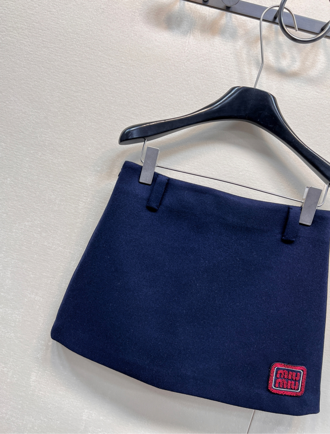 🆕 MIUMIU 学院风时髦气质红线刺绣字母半裙采用高品质绵羊毛毛呢面料 很好打理 抗皱挺括有型 整个版