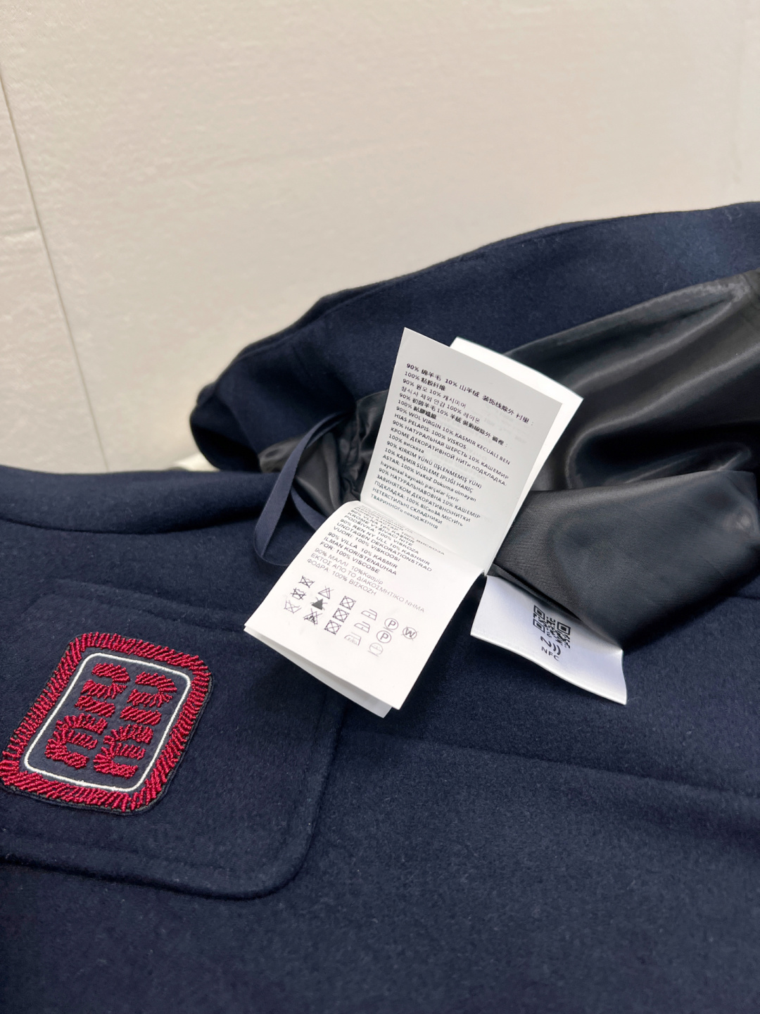 🆕 MIUMIU 学院风时髦气质红线刺绣字母半裙采用高品质绵羊毛毛呢面料 很好打理 抗皱挺括有型 整个版