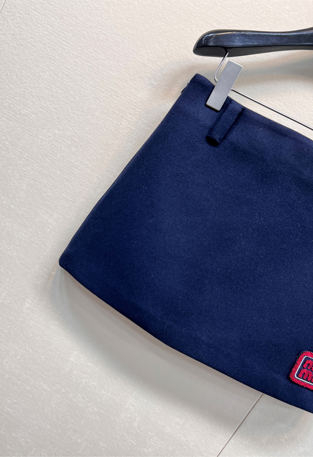 🆕 MIUMIU 学院风时髦气质红线刺绣字母半裙采用高品质绵羊毛毛呢面料 很好打理 抗皱挺括有型 整个版