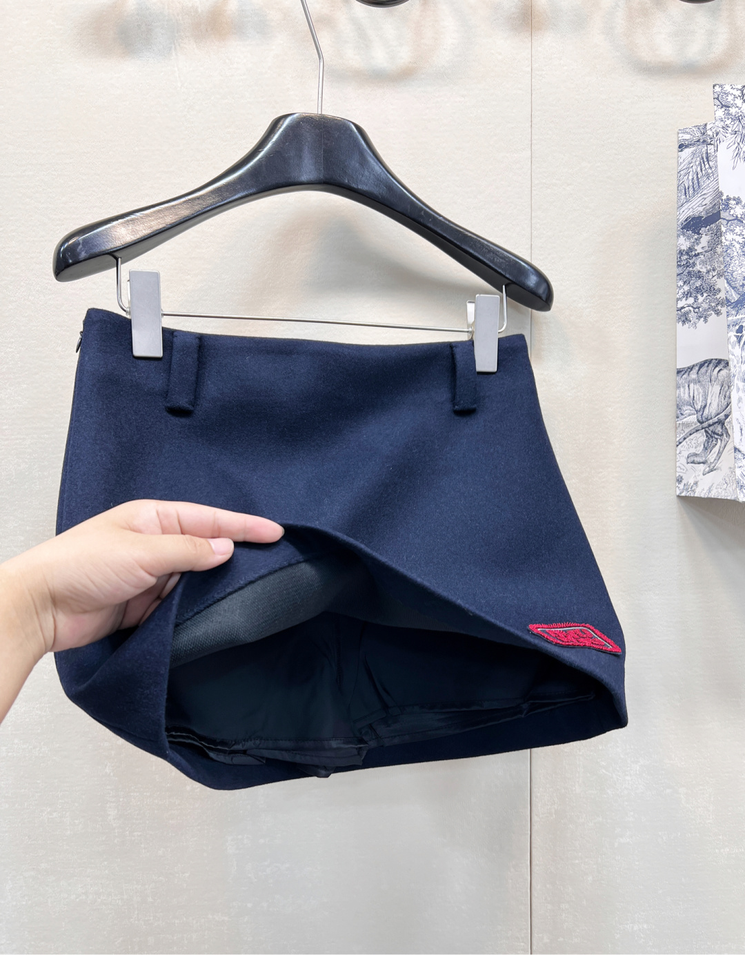 🆕 MIUMIU 学院风时髦气质红线刺绣字母半裙采用高品质绵羊毛毛呢面料 很好打理 抗皱挺括有型 整个版