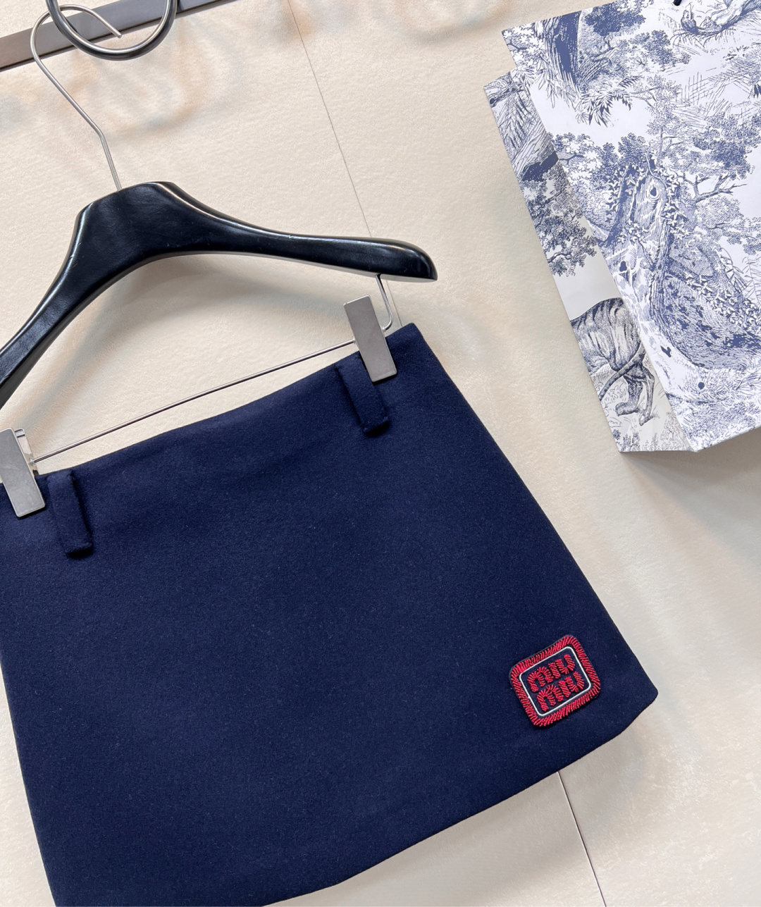 🆕 MIUMIU 学院风时髦气质红线刺绣字母半裙采用高品质绵羊毛毛呢面料 很好打理 抗皱挺括有型 整个版