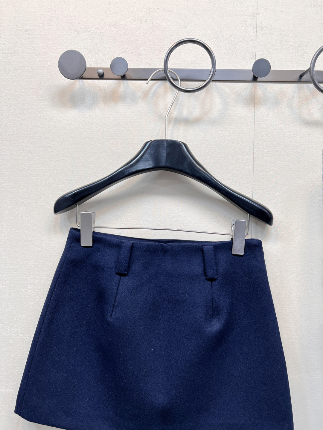 🆕 MIUMIU 学院风时髦气质红线刺绣字母半裙采用高品质绵羊毛毛呢面料 很好打理 抗皱挺括有型 整个版