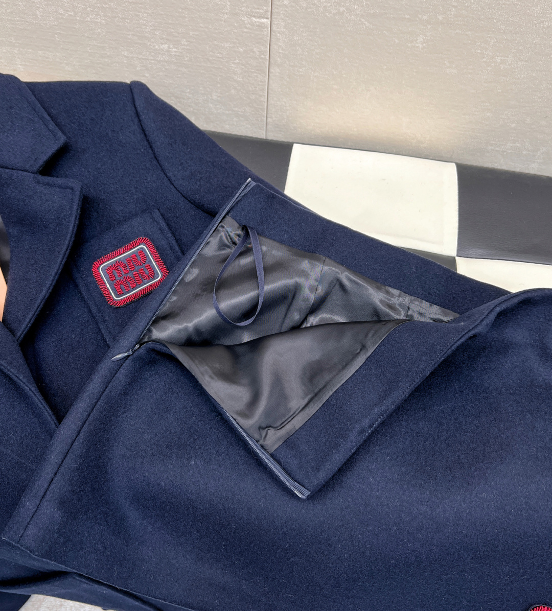 🆕 MIUMIU 学院风时髦气质红线刺绣字母半裙采用高品质绵羊毛毛呢面料 很好打理 抗皱挺括有型 整个版