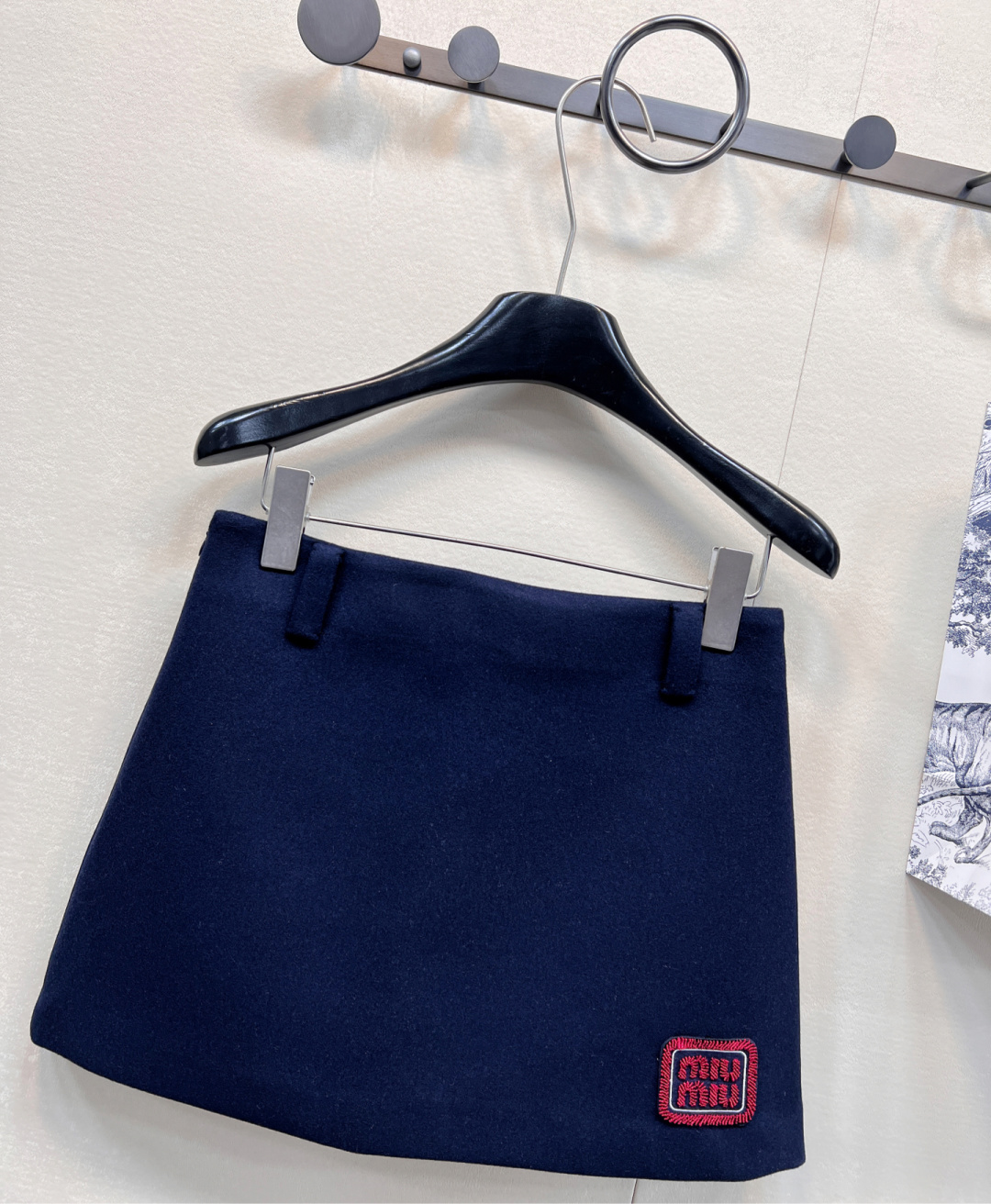 🆕 MIUMIU 学院风时髦气质红线刺绣字母半裙采用高品质绵羊毛毛呢面料 很好打理 抗皱挺括有型 整个版