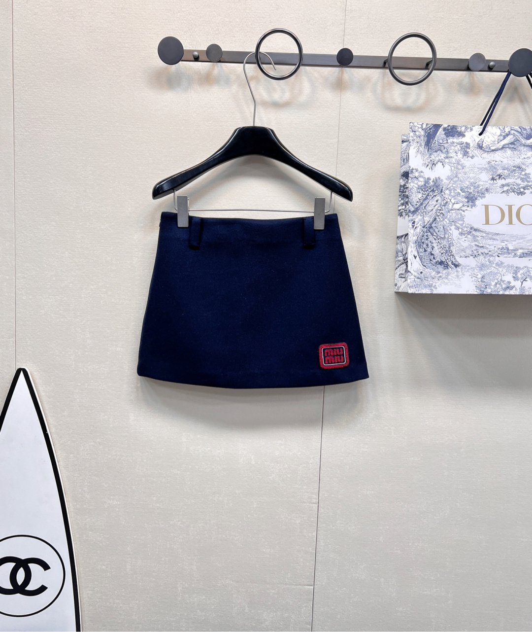 NO:297494,MIUMIU College style fashionable and elegant red-line embroidered letter skirt, using high-quality wool wool fabric, easy to take care of, wrinkle-resistant and crispy, the entire style is cut without picking people, it is very flesh-hiding. The fabric is skin-friendly and smooth, contains anti-exposure lining, and has a high recognition rate. It is absolutely 100% turning back on it... College style is very age-reducing, versatile and not picky, and it is strongly recommended!  A fashionable street-fried artifact with a high street, with an infinitely stretched out long legs, a huge upper body makes you look slim, and a young girl-style college-style item. The navy blue color looks whiter and very durable. The texture is online. The fashionable intellectual style. The high-end navy blue background contrasts with the red logo. The use of colors is really amazing. It’s fallen at a glance. A set of matching is amazing!  !  Size sml, miumiu, skirts, alexander wang19860909MIUMIU 学院风时髦气质红线刺绣字母半裙 采用高品质绵羊毛毛呢面料 很好打理 抗皱挺括有型 整个版型剪裁不挑人非常藏肉 面料亲肤光滑,内含防走光里衬 辨识度超高 穿上回头率绝对百分百.. 学院风减龄十足 百搭不挑人 强推入手！高街时髦炸街神器,版型无限拉长大长腿,上身巨显瘦 减龄少女学院风气质单品 藏蓝色系上身巨显白而且非常耐看 质感在线 时髦知识分子风 高级藏蓝底色与红色徽标撞色 色彩的运用真的绝了 一眼沦陷 一套搭配太绝了！！ 尺码sml,,miumiu,skirts,alexander wang,Women's clothing