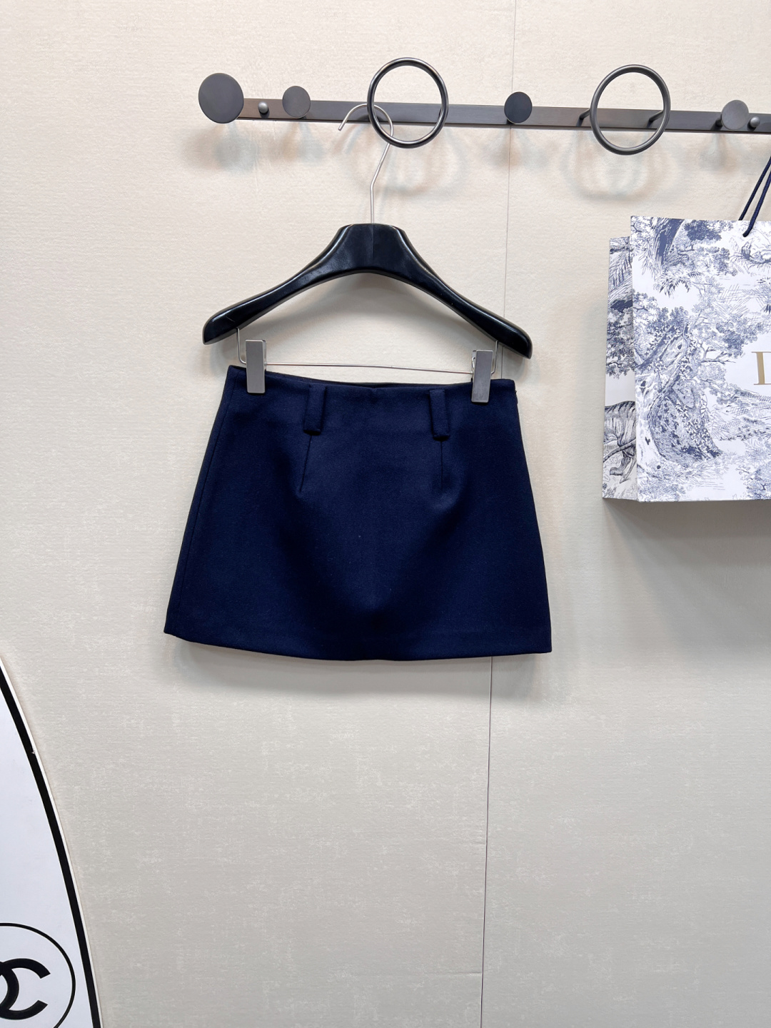 🆕 MIUMIU 学院风时髦气质红线刺绣字母半裙采用高品质绵羊毛毛呢面料 很好打理 抗皱挺括有型 整个版