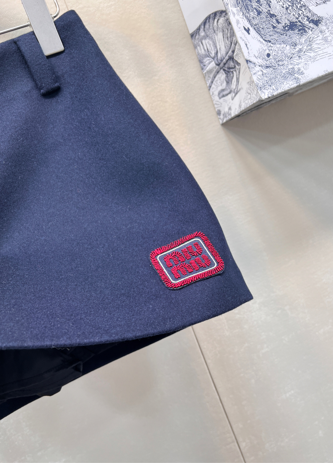 🆕 MIUMIU 学院风时髦气质红线刺绣字母半裙采用高品质绵羊毛毛呢面料 很好打理 抗皱挺括有型 整个版