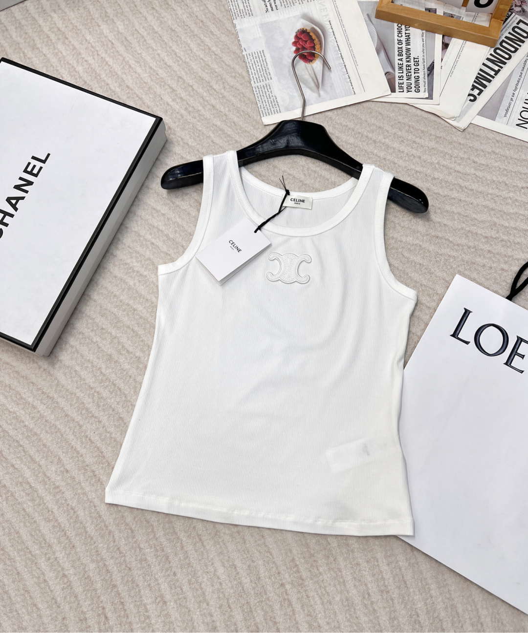 NO:297488,25SS early spring new product Celine Arc de Triomphe vest, the logo embroidery pattern on the chest is fashionable and high-end!  Retro American campus style, the upper body looks huge and slim!  The simple design is very highlighted. A must-have high-end item for white and rich beauty. Classic style, elegant temperament, versatile all seasons. You can wear it alone or as an inner wear for a jacket and suit!  So beautiful that screams!  Imported pure cotton fabric is comfortable and easy to wear!  Size sml, celine, jackets & coats, business suit, alexander wang1986090925SS 早春新品 Celine 凯旋门小背心,胸前logo徽标刺绣图案时髦又高级！复古美式校园风上身巨显瘦！简洁的设计非常富有亮点 白富美必入高级单品 经典版型 气质优雅 四季百搭 可以单穿也可以做外套西装的内搭！美到尖叫！ 进口纯棉面料舒适好穿！ 尺码sml,,celine,jackets & coats,business suit,alexander wang,Women's clothing