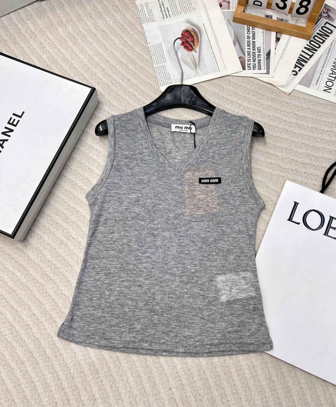 NO:297482,MIUMIU logo thin vest, base shirt vest fabric is light and comfortable, can be used as a sunscreen, layered, logo patch letter embroidery, basic V-neck universal vest, very nice, the whole proportion is particularly good, it can also modify the lines of the shoulders and arms, basically not picky, the upper body is very casual and comfortable, the whole person's head and body proportions are very good, which is more suitable for daily wear, the details are also well handled, both design and practical, and daily commuting outfits are all hot girls with high-end and fashionable style, the classic style looks slim and versatile!  Size sml, miumiu,alexander wang19860909MIUMIU 徽标小logo薄款背心,打底衫背心面料轻薄舒适 可当防晒衣 可叠穿 徽标贴布字母刺绣,基础V领万能背心,无论怎么搭配都很nice,整个比例特别好看,还能修饰肩膀和手臂线条,基本不挑人穿,上身还很随性又舒适,整个人的头身比例很好,比较适合日常穿搭,细节处理也很到位,兼具设计感与实穿性,日常通勤穿搭都 辣妹气质少女高级又时髦,经典版型上身显瘦又百搭！ 尺码sml,,miumiu,alexander wang,Women's clothing