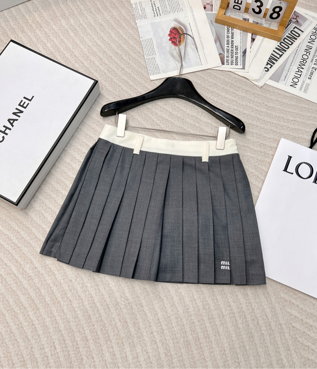 NO:297476,25SS early spring new contrasting MIU MIU letter embroidered pleated skirt, age-reducing college style, sweet and cute long legs, small waist and long legs are all easy to use. The fit of daily dates or commuting to work and school is very high. The basic matching and scheming are just right. I think the A-version skirt is so sweet and spicy that it is just right. The skirt with A is super good, and the lengthening ratio shows long legs. The must-have item for sisters going out to party on the street is full of vitality!  Large-scale stocking size sml, miumiu, skirts, alexander wang1986090925SS早春新款撞色MIU MIU 字母刺绣百褶半裙 减龄学院风甜美可爱大长腿尽显,小蛮腰大长腿那都是信手拈来的事 日常约会 或者通勤上班上学的这件适配度都非常高 基础搭配感和心机度都是我觉得甜辣平衡的刚刚好 A版的裙摆裙型超级好,拉长比例显腿长 姐妹出街聚会必备单品元气满满！内含防走光里衬大货出 尺码sml,,miumiu,skirts,alexander wang,Women's clothing