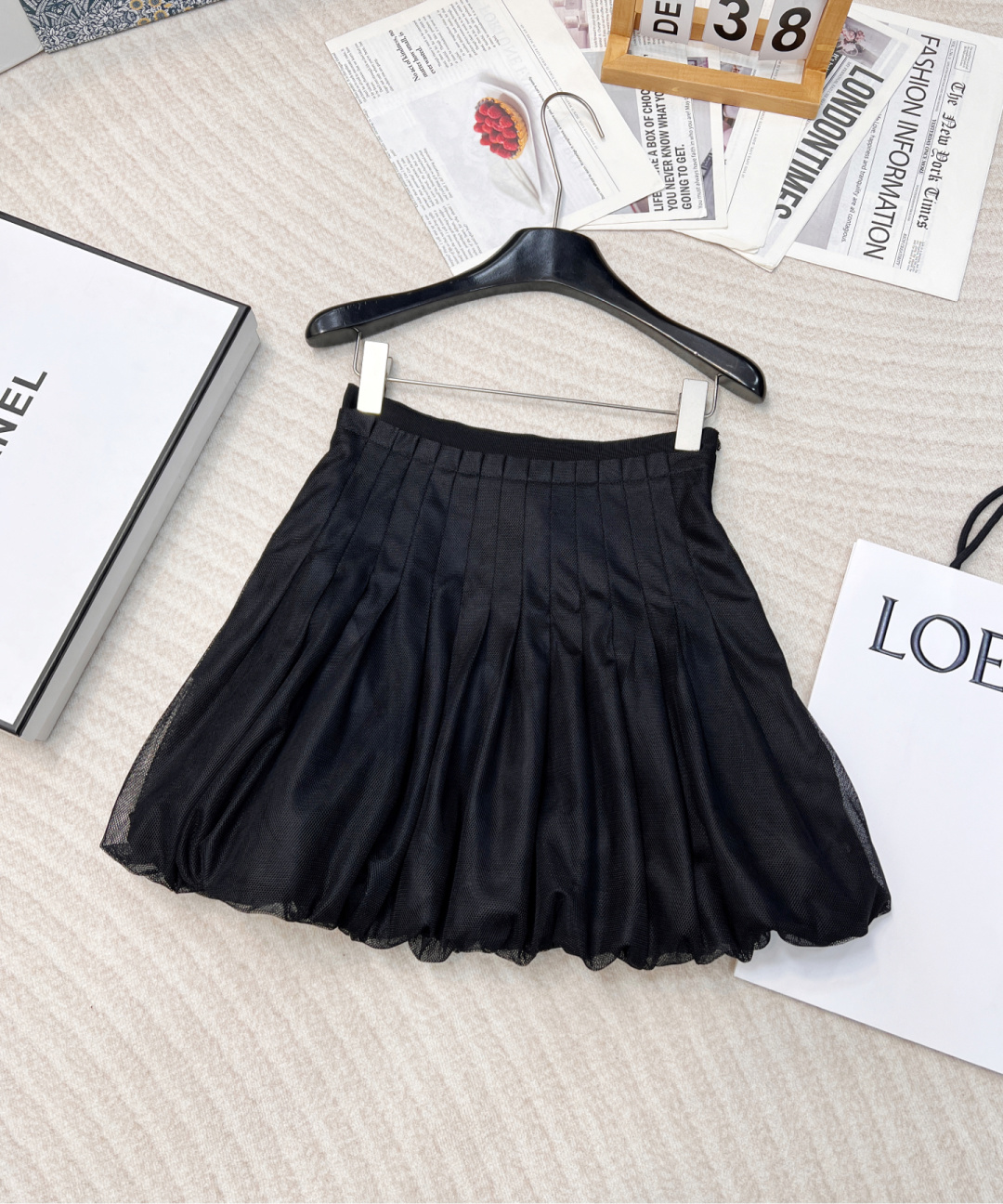 NO:297470,Dior early spring new waist-pleated double-layer short yarn skirt, customized YB imported mesh material, flowing and moving, skin-friendly and breathable, double-layer short yarn skirt style, outer layer transparent yarn cover, same color inner lining base, different fabrics collide with each other, the skirt hem is more charming in action, fish bone line fits the waist and abdomen outlines the curve, the hem wrinkles spread, playful and cute, shaping the perfect waist-hip ratio, side zippers are more convenient to put on and off, can be used for commuting and vacation, versatile items in the wardrobe, customized surface accessories, three-standard large-scale products, size sml,,dior, skirts, alexander wang19860909Dior早春新款收腰褶皱双层短款纱裙,定制YB进口网纱材质 飘逸动人 亲肤透气 双层短款纱裙版型 外层透纱覆盖 同色系内衬打底 不同面料相互碰撞 行动间更显裙摆风情迷人 鱼骨线贴合腰腹勾勒曲线 下摆皱褶散开 俏皮可爱 塑造完美腰臀比 侧拉链穿脱更加方便 通勤度假都可驾驭 衣橱必备百搭单品 定制面辅料 ,三标齐全大货出 尺码sml,,dior,skirts,alexander wang,Women's clothing