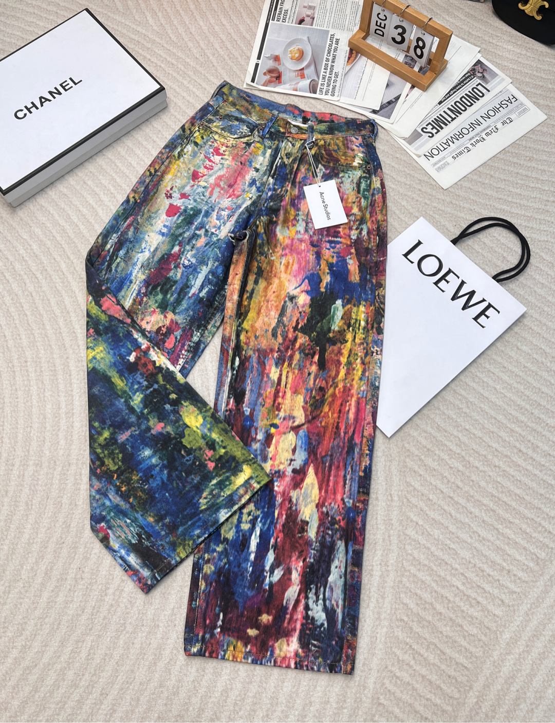 NO:297493,The new Acne Studio*3D printed oil colored denim mid-trouser trousers in early spring, AC yearly pants king, the 1981M version of the upper body is absolutely easy to adapt and control, 3D printing illusion printing, loose wide-leg style, front buttons and placket confinement, and the back LOGO micro-label patch continues the gender-free neutral style, fashionable and practical at the same time, casual matching is full of personality, full of verticality, and the style is super good. After buying YB1 to 1 development, jeans have always been the darling of the fashion industry, and this wide-leg pants bring the perfect figure proportion and infinite aura!  Wear it and you will instantly become the focus of street fashion!  Color oil color Size 26 27 28 29,,acne studios,dior,jeans,alexander wang19860909早春新款Acne Studio*3D打印油彩牛仔中裤 ,AC年度裤王上身,1981M的版型上身适配驾驭能力绝对轻松,3D打印错觉印花,宽松阔腿款式,正面纽扣和门襟禁锢,背面LOGO微标贴片,延续无性别主义中性风格,时髦和实穿同时兼备,随意搭配都个性十足,垂直感满分,版型超好,购入YB1比1开发,牛仔裤一直是时尚界的宠儿,而这款阔腿裤更是带来了完媄的身材比例和无限的气场！穿上它,你将瞬间成为街头时尚的焦点！颜色油彩 尺码26 27 28 29,,acne studios,dior,jeans,alexander wang,Women's clothing