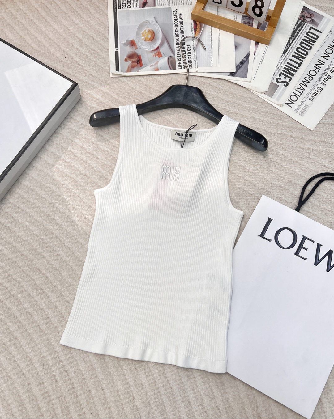 NO:297487,25SS early spring new model simple Miumiu letter embroidered knitted vest, exclusive high-end production!  Slim-fit small knitted design, easy to wear to create a golden ratio, and the fabric also serves the effect required by the style. The whole piece of clothing has good tension and rebound effect. The white of milk fufu is super fashionable and a very easy to match!  It’s a great choice to wear it alone!  Those who don’t choose their figure are good to wear custom-made fine needle knitted fabrics that are soft and comfortable, and white, rich and beautiful must be a magical tool!  The versatile and versatile fit is super slim!  Retro temperament is fashionable and high-end!  The celebrity girl is elegant and high-end!  Paired with jeans, the upper body pulling ratio is high, and it is superb when worn alone or in combination. Size sml, miumiu, jeans, gold, alexander wang1986090925SS早春新款 简约Miumiu字母刺绣针织背心,独家高版出品！修身小针织设计 轻松穿出黄金比例同时面料也很好地服务了版型需要的效果 整件衣服具有良好的张力和回弹效果 奶fufu的白色超级洋气小小一件超级好搭配！单穿内搭都是一绝！不挑身材的好穿定制细针针织面料柔软舒适 ,白富美必入神器！万能百搭修身版型超显瘦！复古气质时髦又高级！名媛少女优雅又高级！ 搭配牛仔裤上身拉比例显高,单穿或者做搭配都超绝 尺码sml,,miumiu,jeans,gold,alexander wang,Women's clothing