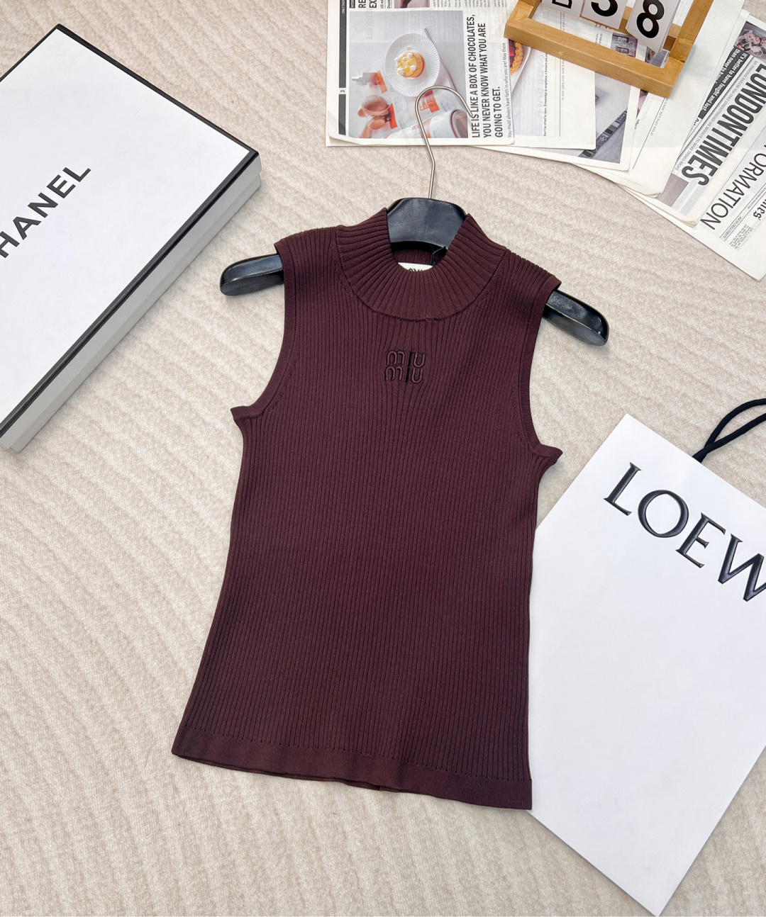 NO:297481,25SS early spring new model simple Miumiu letter embroidered knitted neck vest, exclusive high-end production!  Slim-fit small knitted design, easy to wear to create a golden ratio, and the fabric also serves the effect required by the style. The whole piece of clothing has good tension and rebound effect. A small piece is super easy to match!  It’s a great choice to wear it alone!  Those who don’t choose their figure are good to wear custom-made fine needle knitted fabrics that are soft and comfortable, and white, rich and beautiful must be a magical tool!  The versatile and versatile fit is super slim!  Retro temperament is fashionable and high-end!  The celebrity girl is elegant and high-end!  Paired with jeans, the upper body pulling ratio is high, and it is superb when worn alone or in combination. Size sml, miumiu, jeans, gold, alexander wang1986090925SS早春新款 简约Miumiu字母刺绣针织挂脖背心,独家高版出品！修身小针织设计 轻松穿出黄金比例同时面料也很好地服务了版型需要的效果 整件衣服具有良好的张力和回弹效果 小小一件超级好搭配！单穿内搭都是一绝！不挑身材的好穿定制细针针织面料柔软舒适 ,白富美必入神器！万能百搭修身版型超显瘦！复古气质时髦又高级！名媛少女优雅又高级！ 搭配牛仔裤上身拉比例显高,单穿或者做搭配都超绝 尺码sml,,miumiu,jeans,gold,alexander wang,Women's clothing