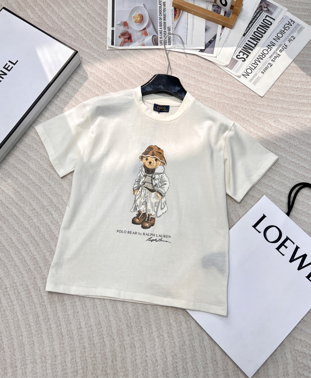 NO:297478,RalphLauren polo Bear series foam printed short-sleeved T-shirt, cute Bear printed short-sleeved tee~ treasure item!  Completely matched with retro colors~ The classic style with a slim fit and slightly looseness adopts a slim shoulder-facing design. Combined with the slim fit, it can cleverly beautify the shoulder and neck lines to make the back look thinner. The paper feels like déjà vu, making people look upright and energetic, without any sense of fatigue!  Basic items can easily match high-end styles. They are items that fashionable people cannot miss. Size sml, loro piano, T-shirt, tees, t-shirt, alexander wang19860909RalphLauren polo 小熊系列泡沫印花短袖T恤,可爱小熊印花短袖tee～宝藏单品！复古配色完全拿捏～ 修身略带微微宽松度的经典版型,采用了显瘦正肩设计 结合修身版型,能巧妙美化肩颈线条让背部看起来更纤薄 纸片人既视感,显得人挺拔有精气神 丝毫没有倦怠感！ 基础款单品就能轻松搭出高级感 是时髦精们不可错过的单品 尺码sml,,loro piana,T-shirt,tees，t-shirt,alexander wang,Women's clothing