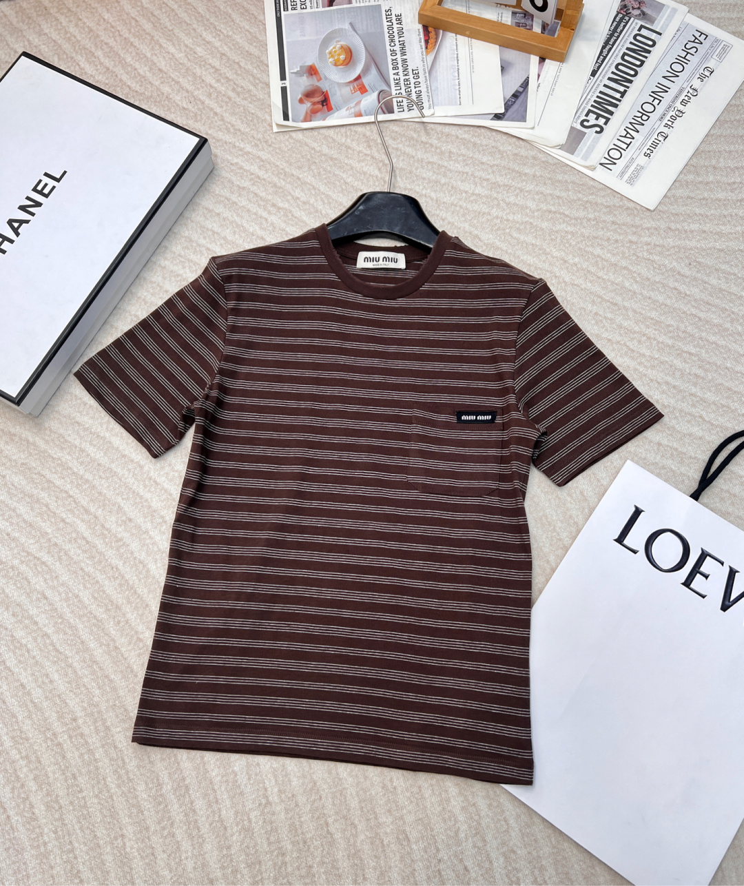 NO:297472,MIU MIU American retro chocolate striped letters T-shirt, unlocked playful outfits in summer, retro Hong Kong style, full of contrasting striped design, the color is super white, the color matching is amazing!  The huge and eye-catching upper body has a great texture! It is treated with customer-supplied fabrics and is very high-end. It is thin and impermeable. You can see that softness and boneiness coexist. Stripes are the kind of vivid and visual sense that they can be worn. Stripe control can close your eyes and show their temperament when worn!  Fashion and relaxation are the tricks to high-end feeling~ Every day is a casual and comfortable day. The appearance is given to it. The trump card in minimalist outfits. Size sml, miumiu,tees, t-shirt, alexander wang19860909MIU MIU 美式复古巧克力色条纹字母T恤 夏季解锁俏皮感穿搭复古港风味满满撞色条纹设计,颜色超显白 配色好绝！巨巨巨醒目上身质感绝啦! 采用客供面料面料处理得特别高级 薄而不透 看细节图就能看出来柔软度和筋骨感并存 条纹就是怎么穿都好看的那种敲有生命力的即视感 条纹控可以闭眼入 实穿又显气质！ 时尚又松弛才是高级感的诀窍～ 每天都是随意又舒适的一天颜值就交给它了 极简穿搭里的王牌 尺码sml,,miumiu,tees，t-shirt,alexander wang,Women's clothing