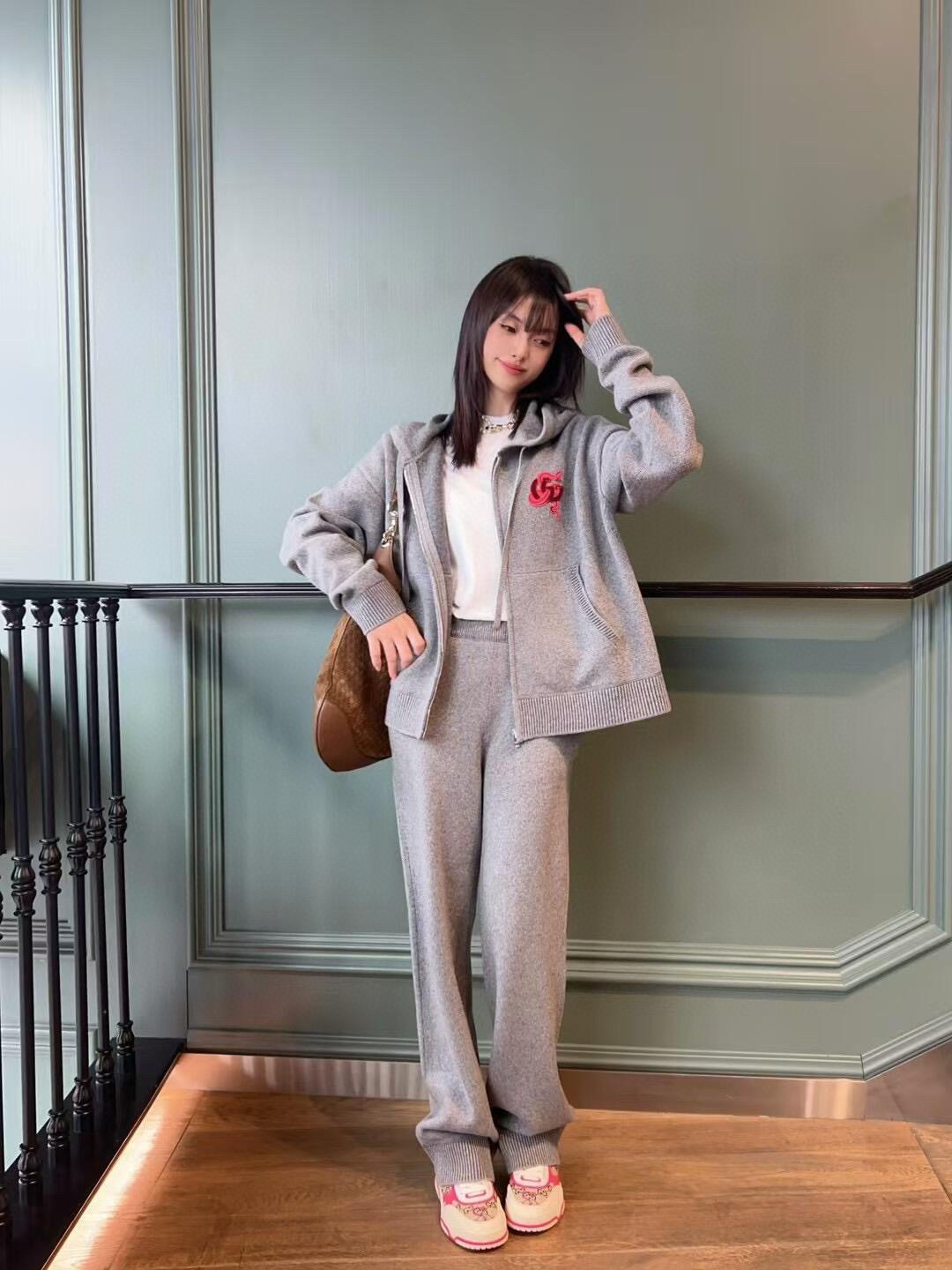 NO:297469,Coat and pants GUCCI25SS new suit... tops and trousers are on sale!  New Year's New Year series, customized YB wool yarn weaving, comfortable and soft, fashionable outfit, hooded zipper jacket, fashionable wide-leg trousers suit, zipper drawstring treatment, random adjustment, embroidered sequins on chest embellishment, cleverly incorporate brand letter logo and snake pattern, low-key highlights the brand's personality charm, while highlighting the atmosphere of the Year of the Snake zodiac, matched with suit trousers, elastic trousers modify the abdominal lines, logo echoes, comfortable and fashionable outfits, can be easily controlled for daily travel or leisure and entertainment, fashionable and relaxed, this set shows its temperament by 100% and does not lack the sense of fashion while being casual!  Few people feel this way. You can receive the goods and taste it!  The loose style fits the lazy feeling of winter, casual and leisurely, and it looks great when you can wear a coat!  The first large order has been released!  Single ~ Size sml, gucci, jackets & coats,hats,alexander wang19860909外套裤子GUCCI25SS新款套装..上衣长裤发售！新年贺岁系列,定制YB羊毛纱线织造 舒适软糯 穿搭洋气 连帽拉链外套时髦阔腿长裤套装 拉链抽绳处理 随意调节 胸前点缀刺绣亮片 巧妙融入品牌字母标识和蛇形图案 低调彰显了品牌个性魅力 同时突出蛇年生肖氛围 搭配套装长裤 弹力裤头修饰腹部线条 徽标呼应 穿搭舒适时尚 成套穿搭日常出行还是休闲娱乐 都能轻松驾驭 时尚松弛,绝了这套 显气质一百分 日常休闲的同时也不缺失时髦感！很少有这种感受的 你们收到货品鉴一下！宽松的版型符合冬日慵懒感 随意悠闲 可以搭大衣也很好看！首单大货已出！单出～ 尺码sml,,gucci,jackets & coats,hats,alexander wang,Women's clothing