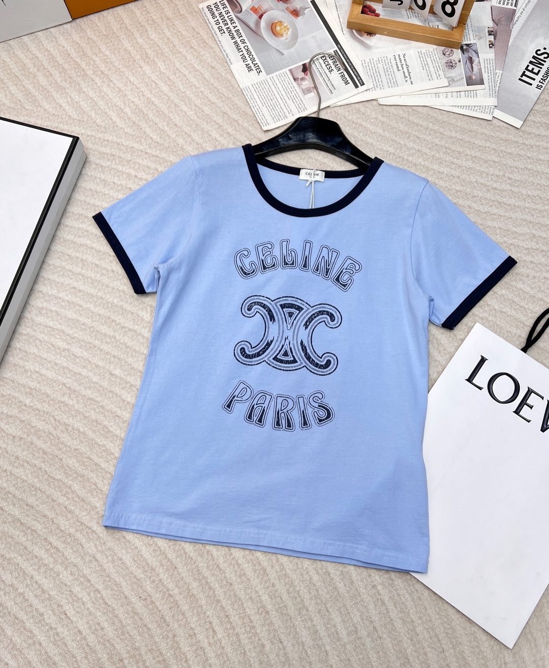 NO:297461,Celine Arc de Triomphe alphabet printed short-sleeved round-neck T-shirt~ The refreshing and fashionable tee is so beautiful. The unique contrasting color design of the strip is full of American retro feel! The small round neck highlights the fashionable atmosphere without picking the face and makes you look slimmer! The slim fitting style is paired with high-waisted wide-leg pants or short skirts is simply beautiful! It can easily wear it to the casual and lazy feeling of the INS blogger~ the custom fabric texture is super comfortable! Such a T-shirt is one piece for everyone! Two colors are excellent. Size sml, celine, skirts, T-shirt, tees, t-shirt, alexander wang19860909Celine凯旋门字母印花短袖圆领T恤~清爽又时髦的tee也太好看啦独特的拼条撞色设计 美式复古感十足!小圆领突出时髦氛围感不挑脸型易搭更显瘦!修身的版型搭配高腰阔腿裤或短裙 简直美炸了!轻松穿出INS博主那种随意慵懒感~定制面料质感超级舒适!这样的T恤就是人手一件的存在!两色出 尺码sml,,celine,skirts,T-shirt,tees，t-shirt,alexander wang,Women's clothing