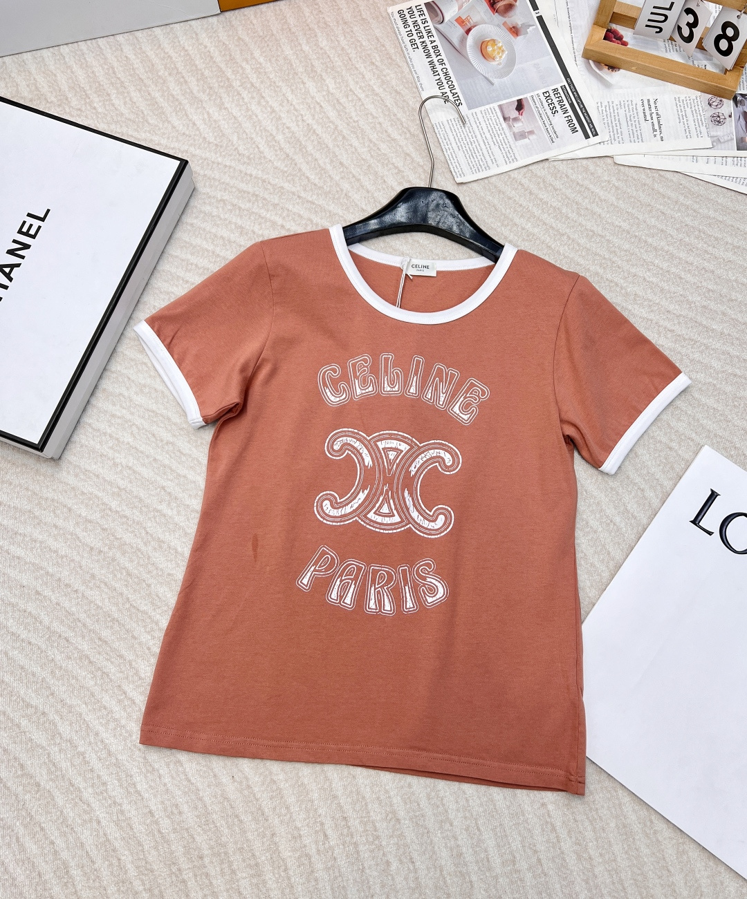 NO:297457,Celine Arc de Triomphe alphabet printed short-sleeved round-neck T-shirt~ The refreshing and fashionable tee is so beautiful. The unique contrasting color design of the strip is full of American retro feel! The small round neck highlights the fashionable atmosphere without picking the face and makes you look slimmer! The slim fitting style is paired with high-waisted wide-leg pants or short skirts is simply beautiful! It can easily wear it to the casual and lazy feeling of the INS blogger~ the custom fabric texture is super comfortable! Such a T-shirt is one piece for everyone! Two colors are excellent. Size sml, celine, skirts, T-shirt, tees, t-shirt, alexander wang19860909Celine凯旋门字母印花短袖圆领T恤~清爽又时髦的tee也太好看啦独特的拼条撞色设计 美式复古感十足!小圆领突出时髦氛围感不挑脸型易搭更显瘦!修身的版型搭配高腰阔腿裤或短裙 简直美炸了!轻松穿出INS博主那种随意慵懒感~定制面料质感超级舒适!这样的T恤就是人手一件的存在!两色出 尺码sml,,celine,skirts,T-shirt,tees，t-shirt,alexander wang,Women's clothing