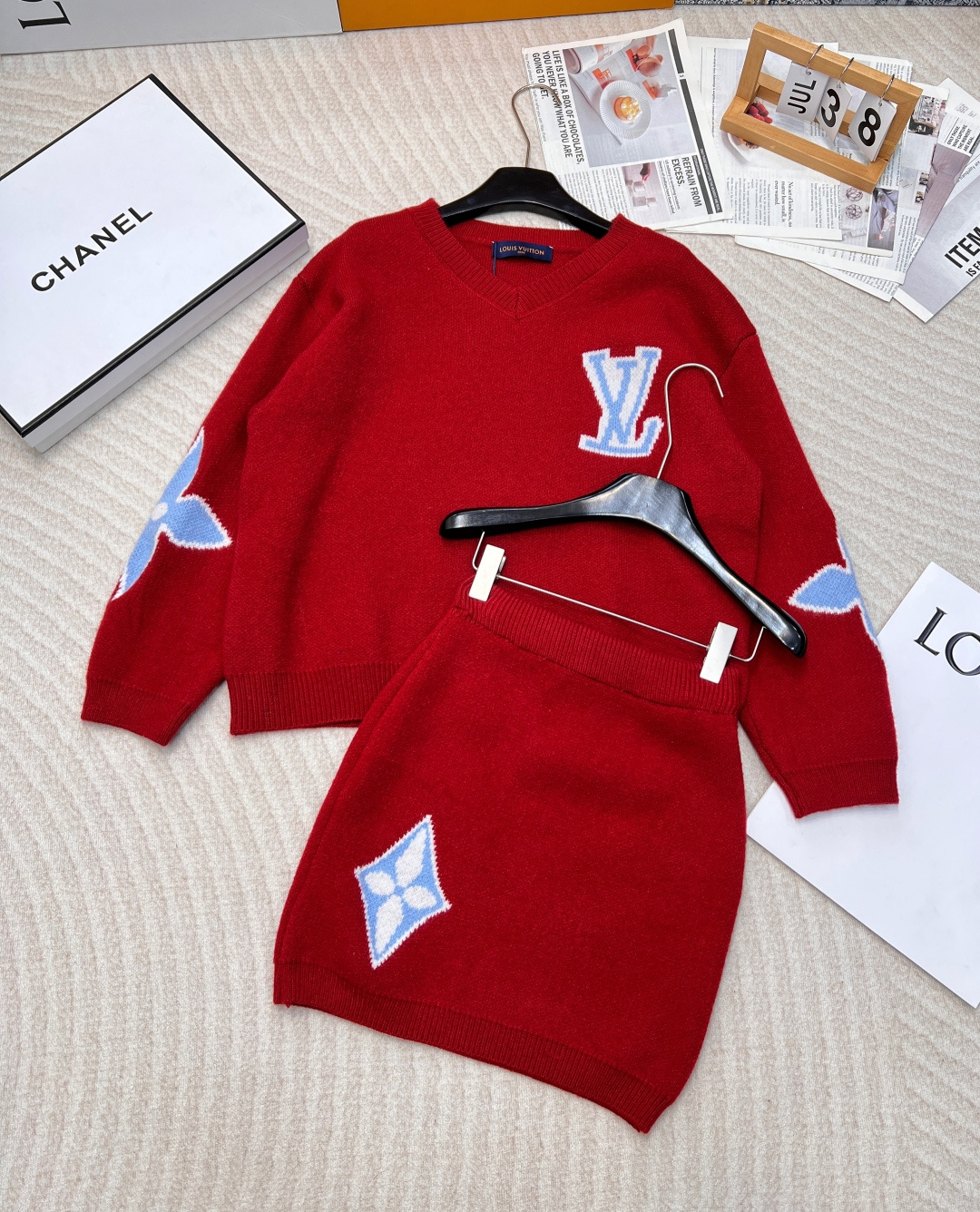 NO:297453,LOUIS VUITTON New Year Red Latest Model!  Knitted sweater suit V-neck pullover skirt, a hot set is available in stock!  Original purchase and development This New Year red color is really hard to adjust!  After half a month of going back and forth, the fabric was fixed and dyed. It was woven by German special machine. It feels smooth and the upper body is comfortable and breathable!  You can compare the market version. A set of upper-fitting wives is pleasing to the eye!  The money you must keep is definitely...the big product has been released!  A set of sizes sml, louis vuitton, skirts, alexander wang19860909LOUIS VUITTON新年红最新款！针织衫套装V领套头半裙 爆款一套现货发售！原版购入开发 这个新年红颜色实在是太难调了！来来回回折腾了半个月面料是定织定染的 德国专机织出的 手感爽滑 上身舒适透气！随意你们对比市场版 一套上身太太太养眼了！绝对要留的款..大货已出！一套出 尺码sml,,louis vuitton,skirts,alexander wang,Women's clothing