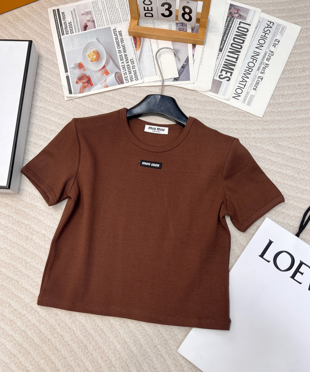 NO:297449,MIU MIU patch knitted slim short-sleeved T-shirt round neck regular short-sleeved tops daily wear wardrobe essentials Contrasting collar letter patches on chest, small details bring a fashionable and stylish feeling, fashionable and personalized. Single wear inner wear is fashionable item. It is for girls. The round neckline is very spiritual and layered. The upper body is age-reducing. The style is atmospheric. Simple and high-recognition. Retro and fashionable and versatile. It looks particularly high-end and white. Wearing it with a young age-reducing. Size sml,,miumiu, T-shirt,tees,t-shirt,alexander wang19860909MIU MIU贴布针织修身短袖T恤 圆领常规短袖上衣 日常穿搭 衣柜必备 撞色衣领胸前字母贴片,小细节带来洋气时髦感,时髦有个性 单穿内搭都是时髦单品 是懂女孩子的 圆领的领口 非常精神有层次感好看 上身减龄 款式大气 简约高辨识度 复古时髦又百搭 显得特别高级显白 穿上减龄少女感 尺码sml,,miumiu,T-shirt,tees，t-shirt,alexander wang,Women's clothing