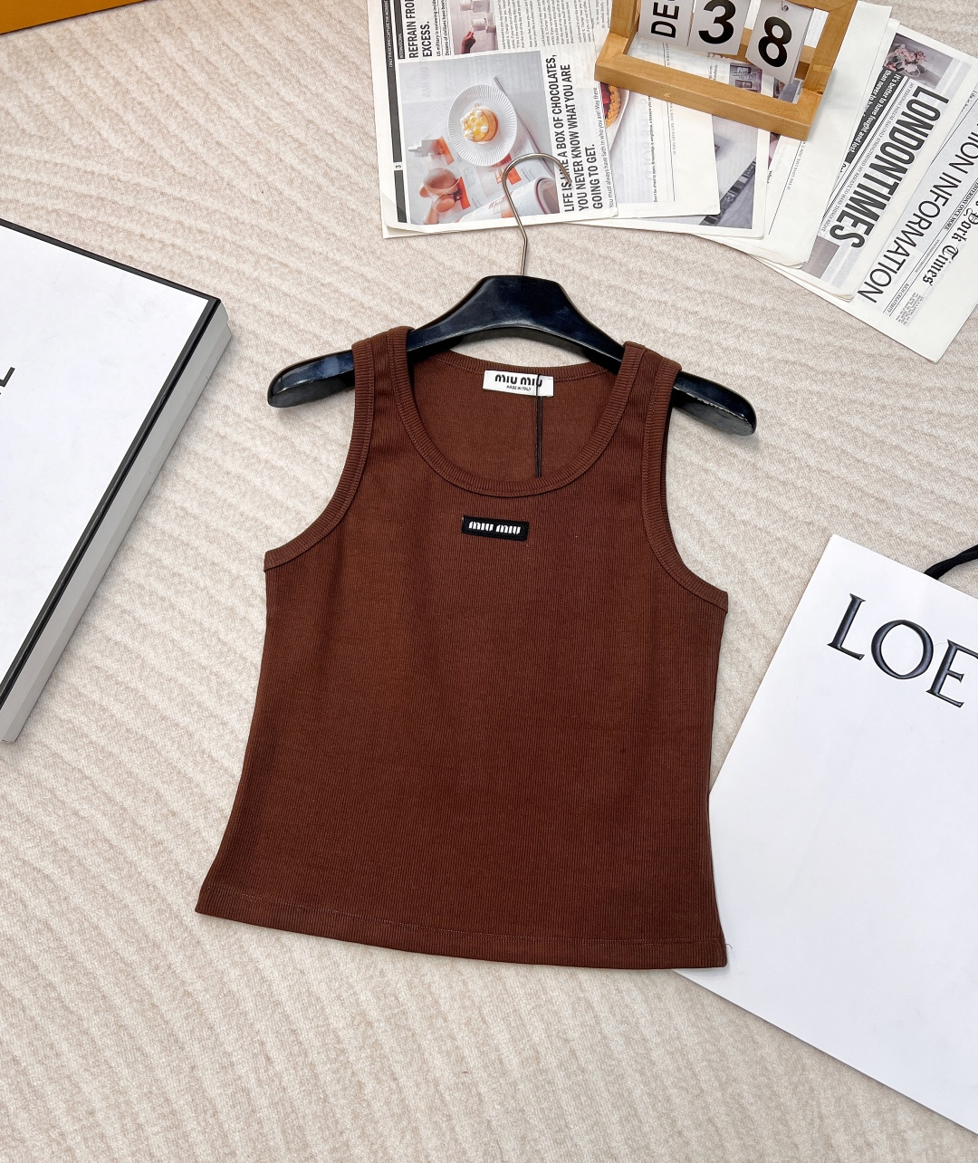 NO:297464,MIUMiU early spring new letter logo patch vest, original customized development fabric, pure hand-sewn logo logo decoration is very exquisite, comfortable and slim fit, top body looks slim and high-end, superb foundation, full texture, bright and eye-catching, Kaka color base color, upper body is gentle and white, style that covers the secondary breast, inner wear is sweet and age-reducing, slim fit and versatile, size sml, miumiu, alexander wang19860909MIUMiU 早春新款字母标识贴片背心 , 原版定制开发面料 纯手工缝制logo徽标装饰非常精致 舒适修身版型,上身显瘦又高级 单穿打底都超绝~ 质感满满 亮眼吸睛 卡卡色的基色 上身温柔又显白 遮副乳的版型 内搭单穿都 甜美减龄 修身显瘦气质百搭 尺码sml,,miumiu,alexander wang,Women's clothing