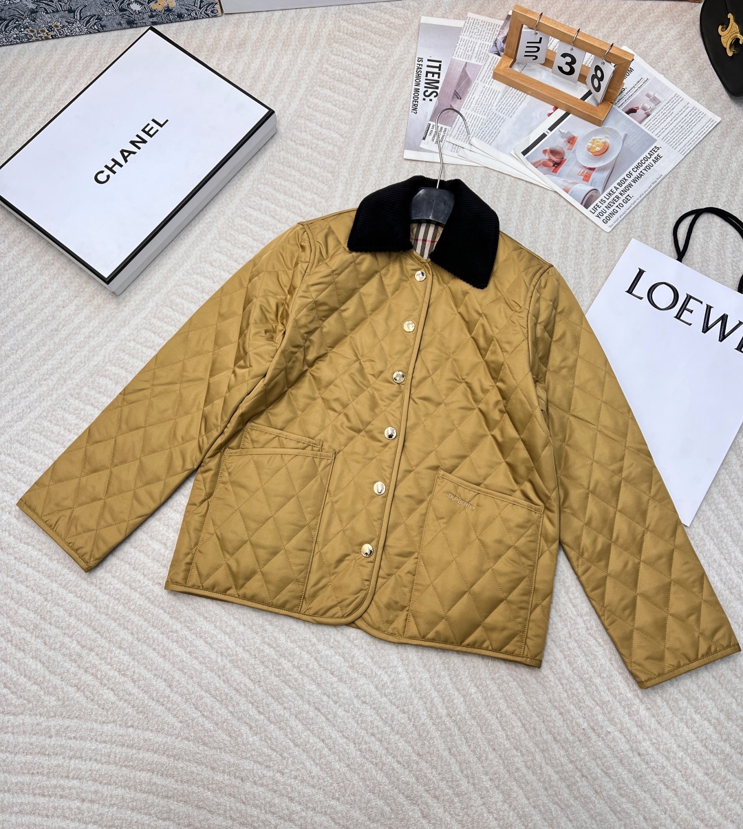  BURBERRY SS新款黄金甲经典棉服！很高级的颜色，今年的黄金战服！经典款，可以穿很多年!\n菱格夹棉，薄厚适中，今年流行的美拉德复古的时髦风\n今年的黄金甲好贵气 不得不自留 袖子可以卷起来，露出一点里面的格纹很有辨识度。\n天气冷一点的时候加一条围巾还可以作为外套的内搭，既保暖又能增加穿搭的层次感\n复古的时髦 永远的经典\n菱格纹夹克棉服复古经典穿年都不过时，不夸张的说，年数久一点，就是中古款了，各种look随意切换，很多明星都有穿过的，这件夹克属于那种搭配好了就会让你在人群中脱颖而出，\n天气冷一点的时候还可以作为外套的内搭，既保暖又能增加穿搭的层次感，越看越好看系列！！！\n有点小复古的味道！黄色对比去年的款式要稍微浅一点！超级显肤色，重点是一点也不老气！不同于以往的裁剪非常特别！\n上身就有种一定要买的魔力！\n尺码smlXl\n编码BEQ