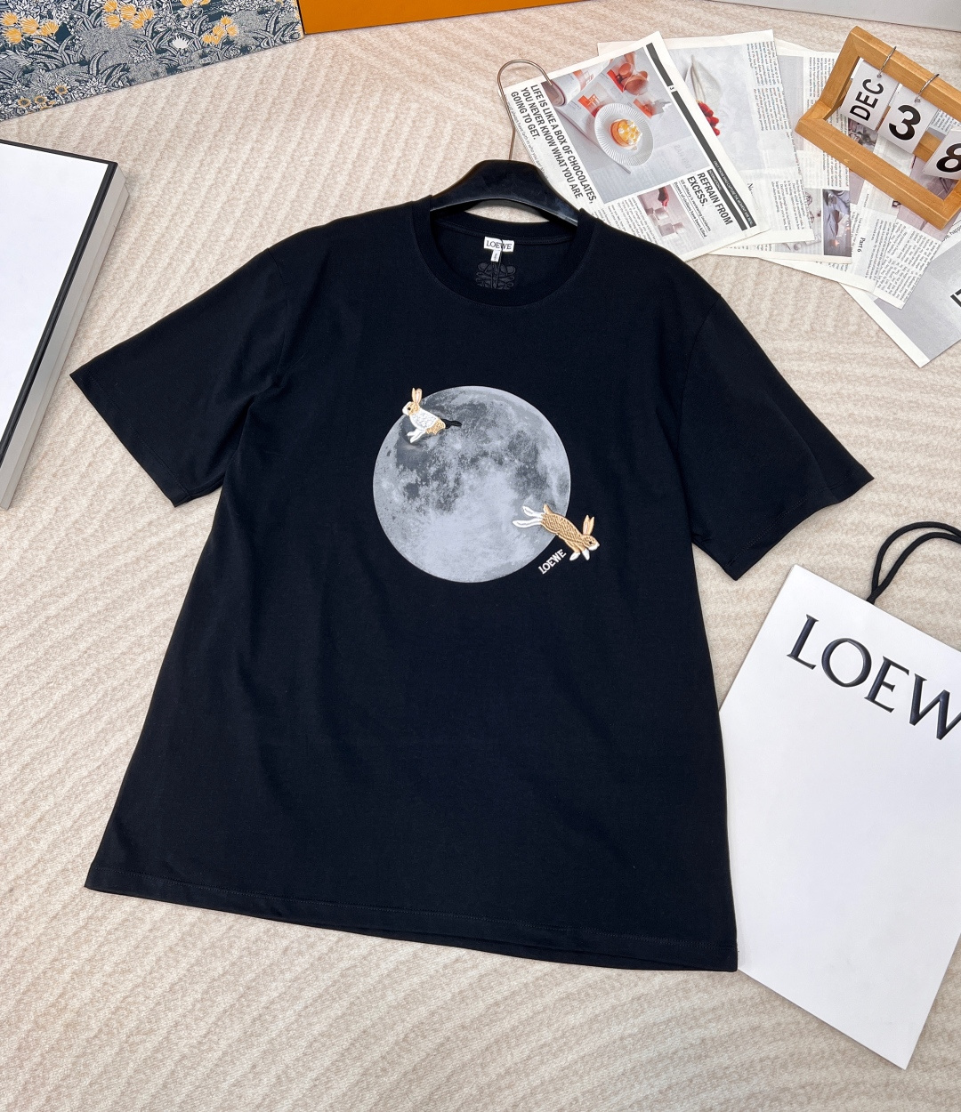 NO:298736,Loewe 2025 new model is available with round neck embroidered short sleeves, customized YB twill cotton, breathable and comfortable, full texture, loose short-sleeved T-shirt cut, highlighting the brand style, made of gram-weight pure cotton, slightly elastic, and slim visual effect, moon print on the chest and embroidery crafts rabbit, presenting an advanced and playful fashion sense, black and white classic color matching creates a personal style, full of creativity, brand high-end design sense, single wear and inner wear is brilliant and fashionable, customized surface accessories, large-scale products, size sml,,loewe, T-shirt,tees, t-shirt,alexander wang19860909Loewe2025新款上架圆领刺绣短袖,定制YB斜纹全棉材质 透气舒适 质感十足 宽松短袖T恤裁剪 凸显品牌格调 采用克重纯棉制成 略带有弹力 呈现显瘦视觉效果 胸前月球印花搭配刺绣工艺小兔子 呈现出超前又俏皮的时尚感 黑白经典配色打造个性风格 充满创意 品牌高级设计感拉满 单穿内搭都出彩时髦 定制面辅料 大货出 尺码sml,,loewe,T-shirt,tees，t-shirt,alexander wang,Women's clothing