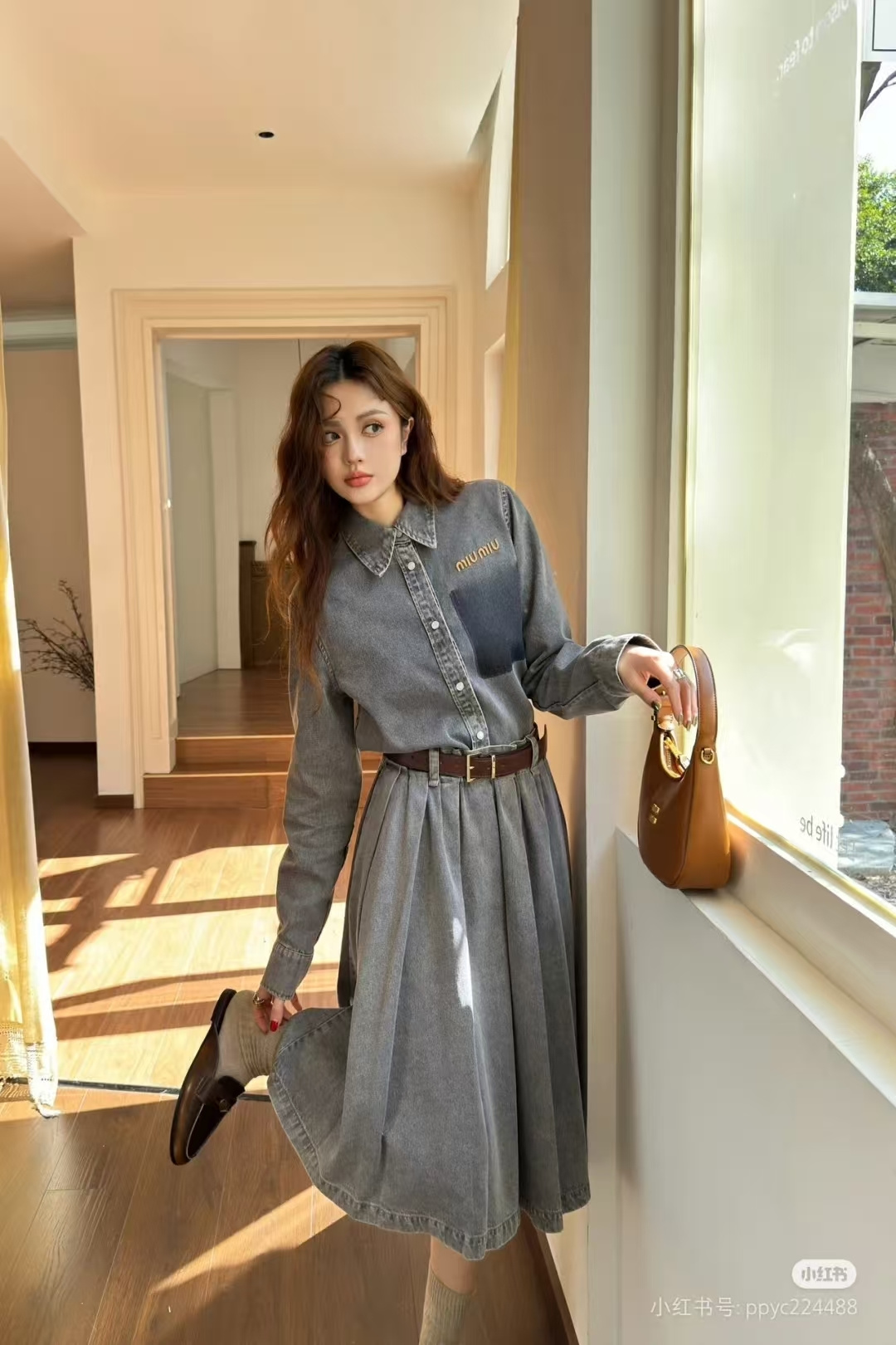 NO:298732,Shirt Skirt Miumi* 25Ss Early Spring New Vintage Smoke Grey Denim Shirt   Bouquet Waist Pleated Long Skirt | Exclusive YB Development!  High-end production!  The retro water washing process of pocket patches is absolutely amazing!  The embroidered letter logo is low-key and luxurious, and the retro water washing process is amazing!  The embroidered letter logo with a low-key and luxurious back waist, and the customized imported wash cowboy has a soft and delicate texture. The classic style makes the upper body look slim!  It is sweet and salty, and has a girlish style that reduces age. It is versatile and not picky!  The quality of workmanship depends on the details. There are all sets, and there are single ones!  Size sml, miumiu, skirts, shirts, alexander wang19860909衬衣半裙 Miumi* 25Ss早春新款复古烟灰色牛仔衬衫 花束腰压褶长半裙丨独家yb开发！高版出品！口袋贴布复古洗水工艺绝绝子！刺绣字母logo低调奢华,复古洗水工艺绝绝子！后口腰刺绣字母logo低调奢华,定制进口洗水牛仔柔软细腻质感超赞.经典版型上身巨显瘦！可甜可盐气质减龄少女风百搭不挑人！做工品质看细节.一套都有出,单出！ 尺码sml,,miumiu,skirts,shirts,alexander wang,Women's clothing