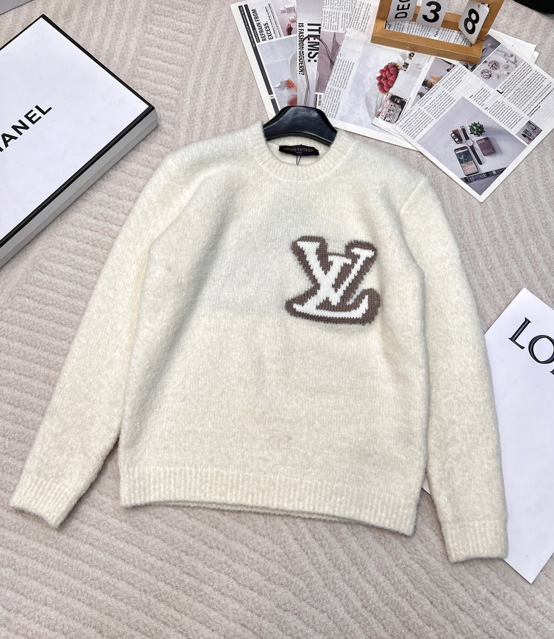 NO:298724,LOUIS VUITTON Contrast Letter Inlay Pattern Wool Sweater This round neck shirt is made of wool and yak velvet blended, creating a comfortable texture with thick yarn. Contrast LV logo is integrated into knitting, and the rear is cleverly presented with a mirror effect logo. The elegant design easily controls the weekend shape. It is made of wool and yak velvet blended, and the hard-stand fabric is not easy to bleach. There is a layer of wool covering technology on the surface to ensure the feel is convenient and smooth. The inlay is woven by imported German machines, and each line is consistent. The laundry wash is fixed. The contrasting LV logo on the chest is inlaid with a wonderful mirror effect, and the back shows a brand tone, and the elegant autumn and winter colors create a literary atmosphere!  Men and women have two colors. Size sml, louis vuitton,louis vuitton,alexander wang19860909LOUIS VUITTON撞色字母嵌花图案羊毛针织衫 本款圆领衫取材绵羊毛和牦牛绒混纺,以厚实纱线营造舒柔质感.撞色LV标识融入针织,后部巧妙呈现镜像效果标识.闲雅设计轻松驾驭周末造型. 采用羊毛和牦牛绒混纺,版型硬挺面料不易起毛,面上做有一层羊毛覆盖工艺保证手感方便柔顺. 嵌花采用德国进口机器织出,每一个线路带与一致.成衣洗水固定版型. 胸前撞色 LV 镶嵌标识,并在背面呈现奇妙的镜像效果.彰显品牌调性,优雅秋冬色系打造文艺氛围感！男女同款两色出 尺码sml,,louis vuitton,louis vuitton,alexander wang,Women's clothing