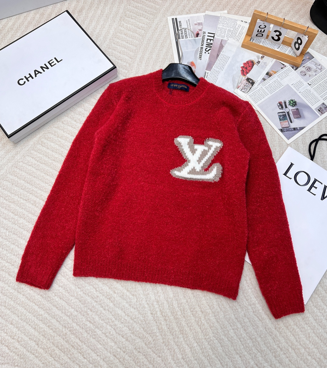 NO:298713,LOUIS VUITTON Contrast Letter Inlay Pattern Wool Sweater This round neck shirt is made of wool and yak velvet blended, creating a comfortable texture with thick yarn. Contrast LV logo is integrated into knitting, and the rear is cleverly presented with a mirror effect logo. The elegant design easily controls the weekend shape. It is made of wool and yak velvet blended, and the hard-stand fabric is not easy to bleach. There is a layer of wool covering technology on the surface to ensure the feel is convenient and smooth. The inlay is woven by imported German machines, and each line is consistent. The laundry wash is fixed. The contrasting LV logo on the chest is inlaid with a wonderful mirror effect, and the back shows a brand tone, and the elegant autumn and winter colors create a literary atmosphere!  Men and women have two colors. Size sml, louis vuitton,louis vuitton,alexander wang19860909LOUIS VUITTON撞色字母嵌花图案羊毛针织衫 本款圆领衫取材绵羊毛和牦牛绒混纺,以厚实纱线营造舒柔质感.撞色LV标识融入针织,后部巧妙呈现镜像效果标识.闲雅设计轻松驾驭周末造型. 采用羊毛和牦牛绒混纺,版型硬挺面料不易起毛,面上做有一层羊毛覆盖工艺保证手感方便柔顺. 嵌花采用德国进口机器织出,每一个线路带与一致.成衣洗水固定版型. 胸前撞色 LV 镶嵌标识,并在背面呈现奇妙的镜像效果.彰显品牌调性,优雅秋冬色系打造文艺氛围感！男女同款两色出 尺码sml,,louis vuitton,louis vuitton,alexander wang,Women's clothing