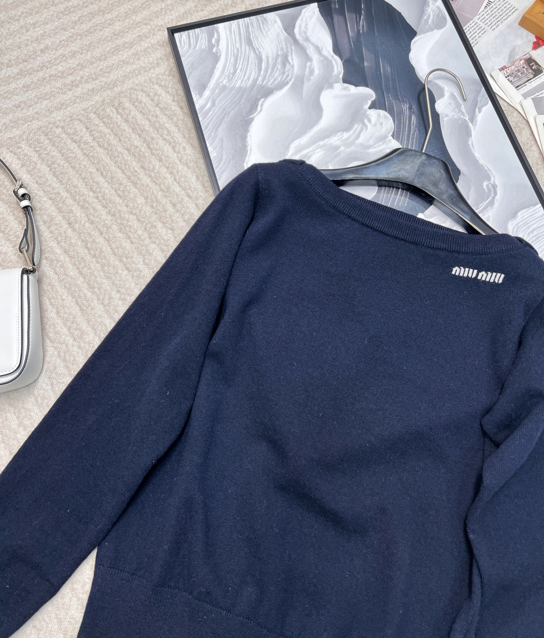 🆕Miumiu25Ss早春新款 微标羊毛一字肩长袖上衣丨⚠独家yb开发！高版出品！miu家一如既往的高级